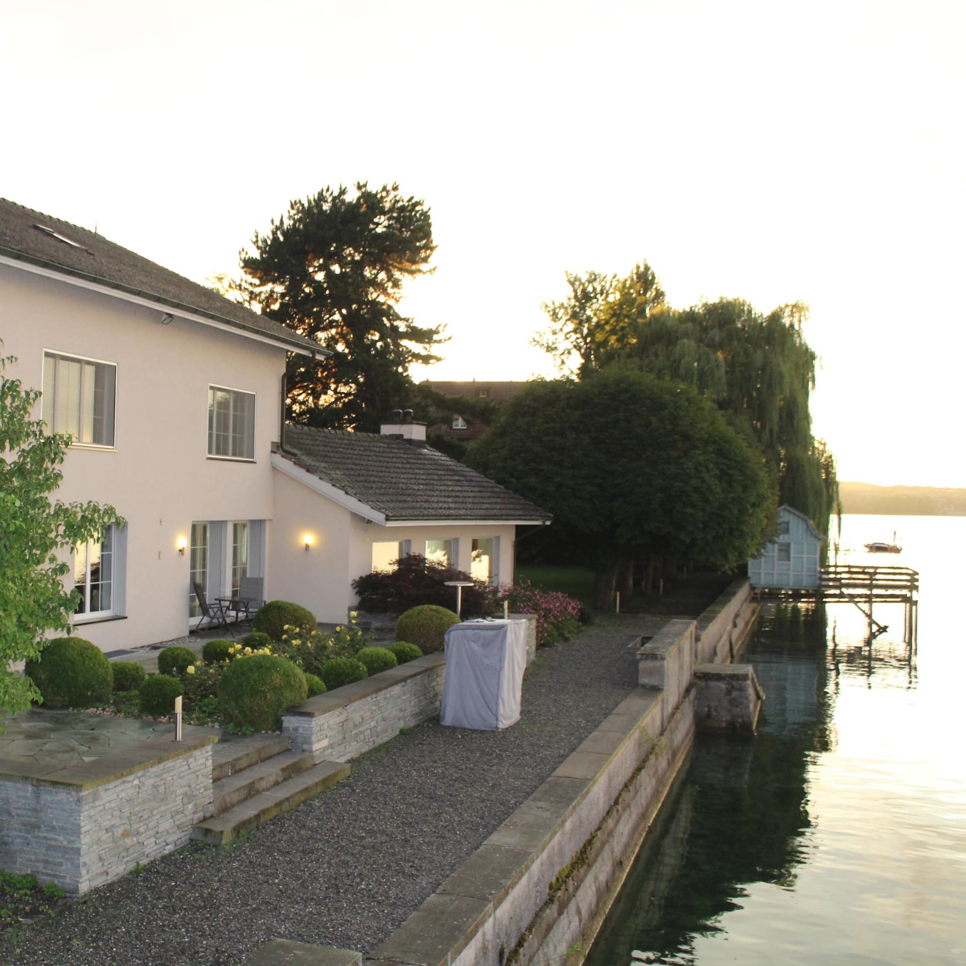 Ein modernes Ferienhaus direkt am Bodensee mit Garten