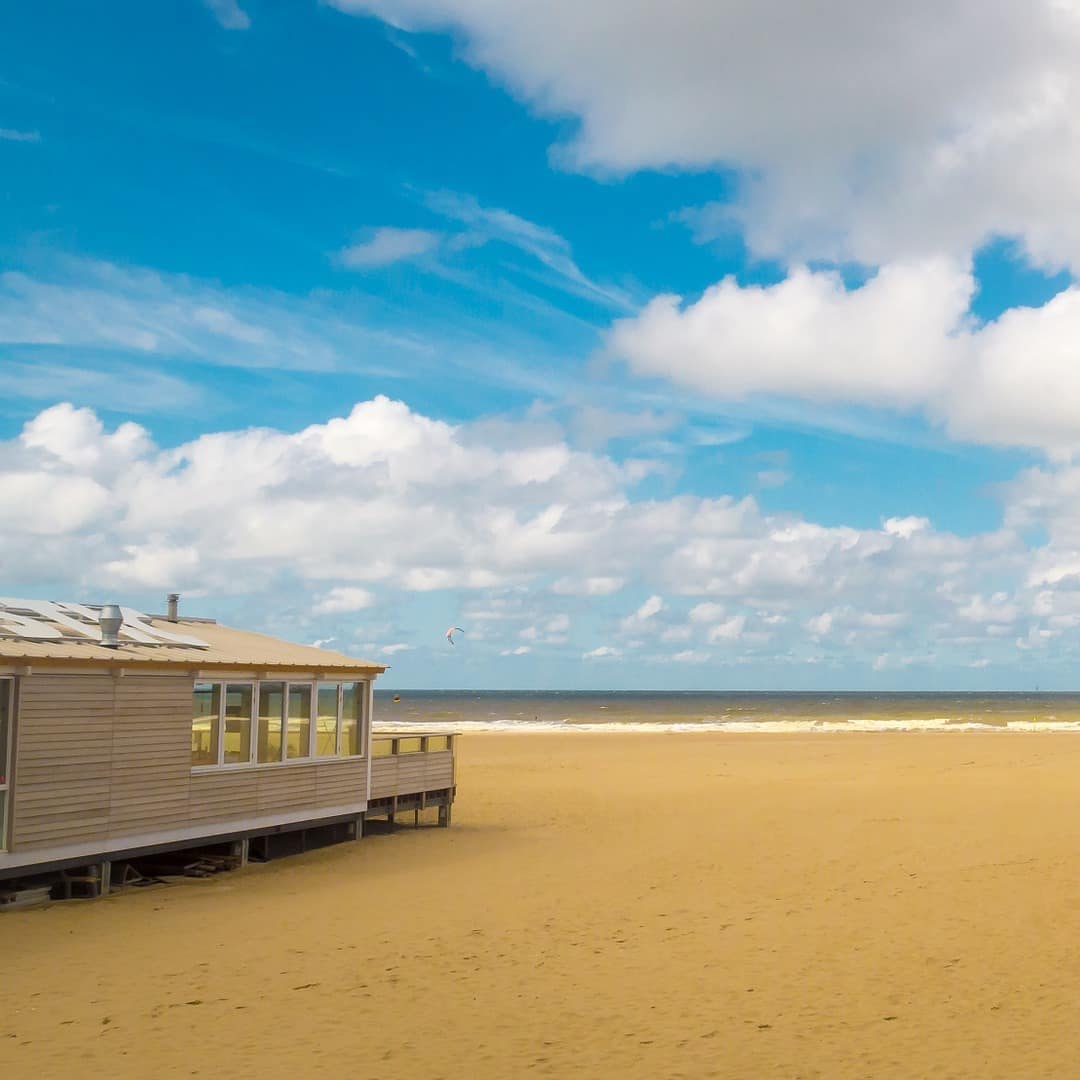 Seitenblick auf ein Strandhaus direkt im Sand