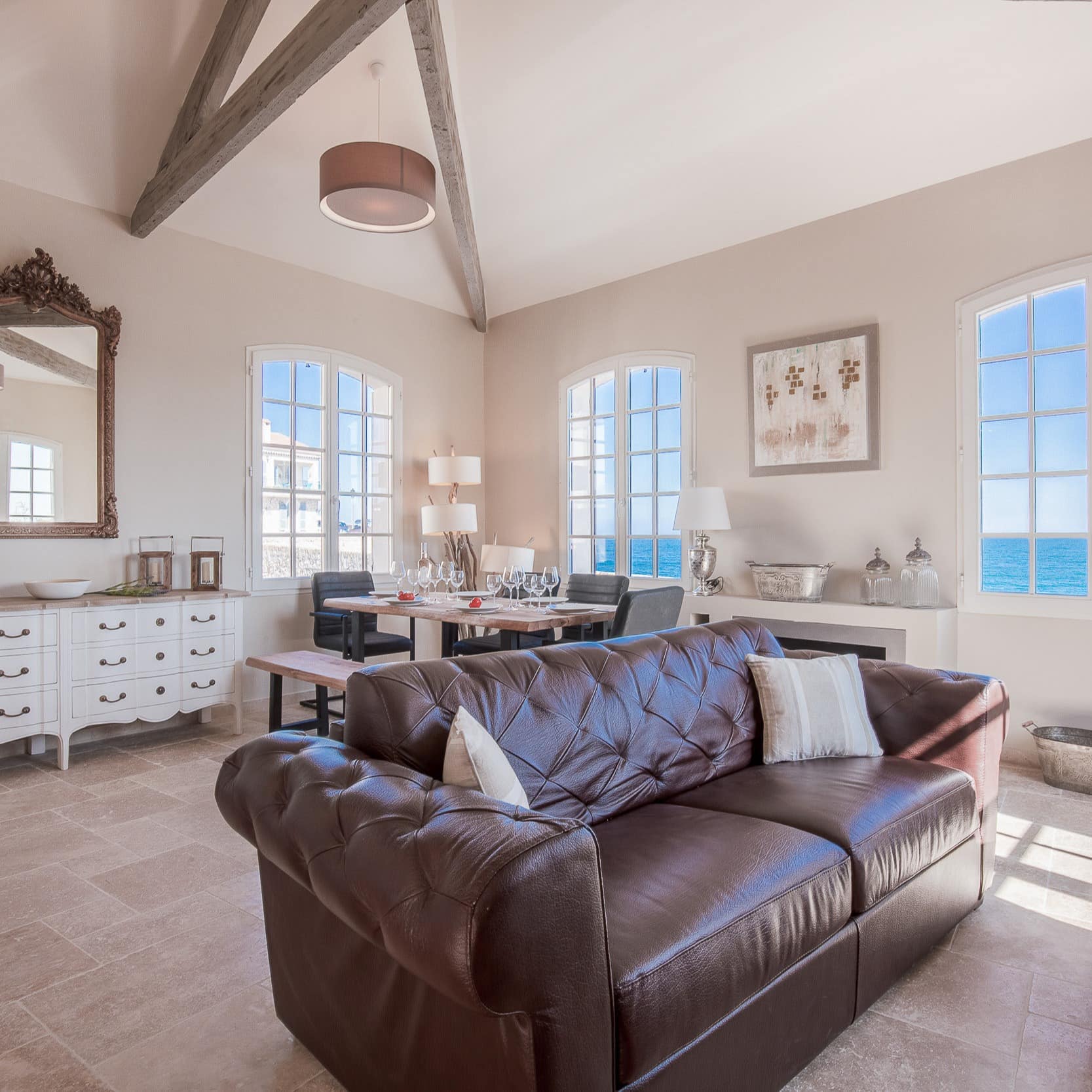Wohnzimmer mit Meerblick eines Ferienhauses an der Côte d’Azur mit gehobener Ausstattung 