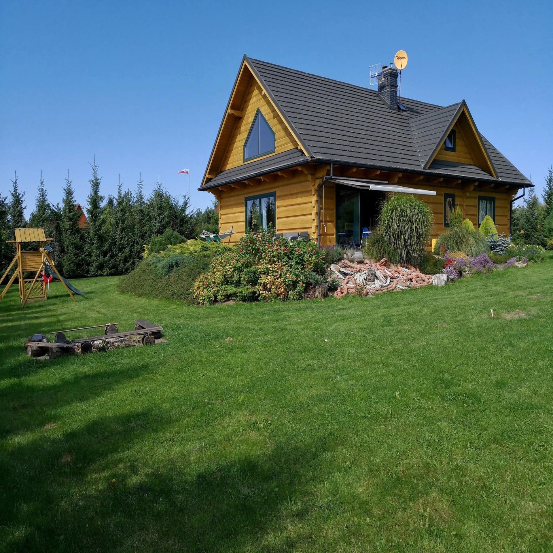 Holzhaus mit großem Garten und Klettergerüst auf der Insel Wolin.