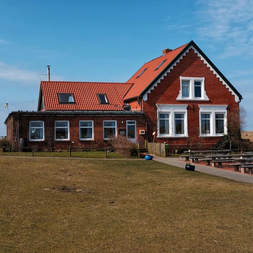 Schöne Aussichten haben Sie von den alten Fischerhäusern am Stadtrand vom Ortskern auf Juist.