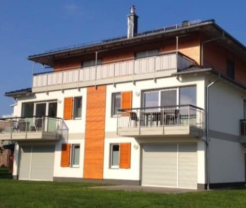 Blick auf ein modernes Haus mit Ferienwohnungen in Dierhagen