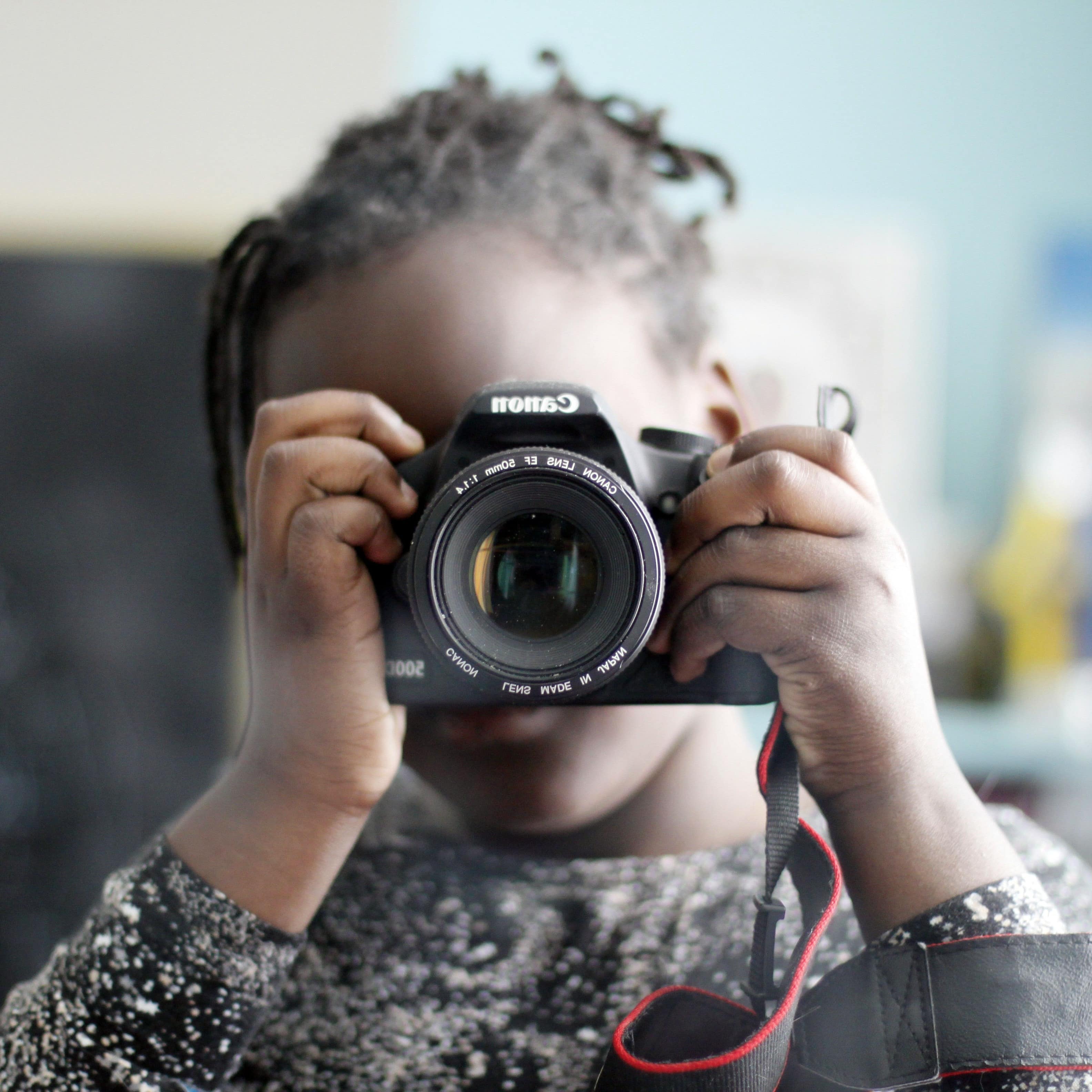 Ein Mädchen mit einem Fotoapparat.