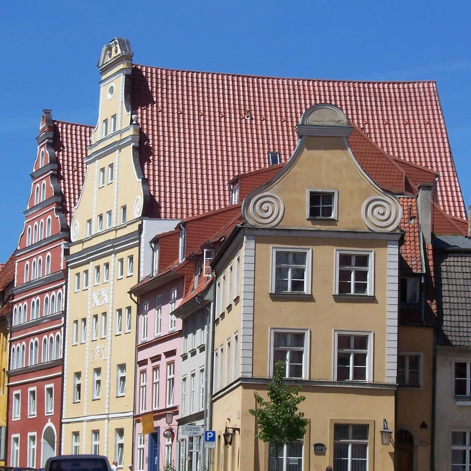 Denkmalgeschützte Giebelhäuser in der Altstadt von Stralsund.