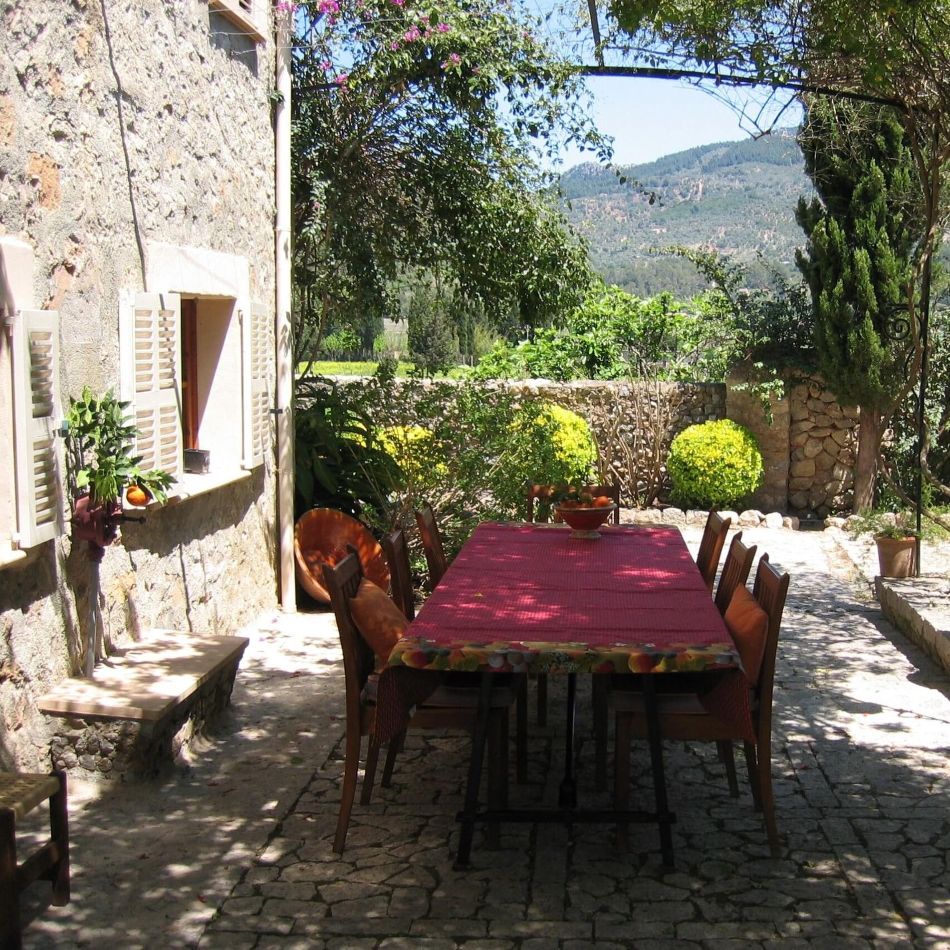 Esstisch und Stühle auf der großräumigen Terrasse mit Bergblick des ländlichen Ferienhauses auf Mallorca