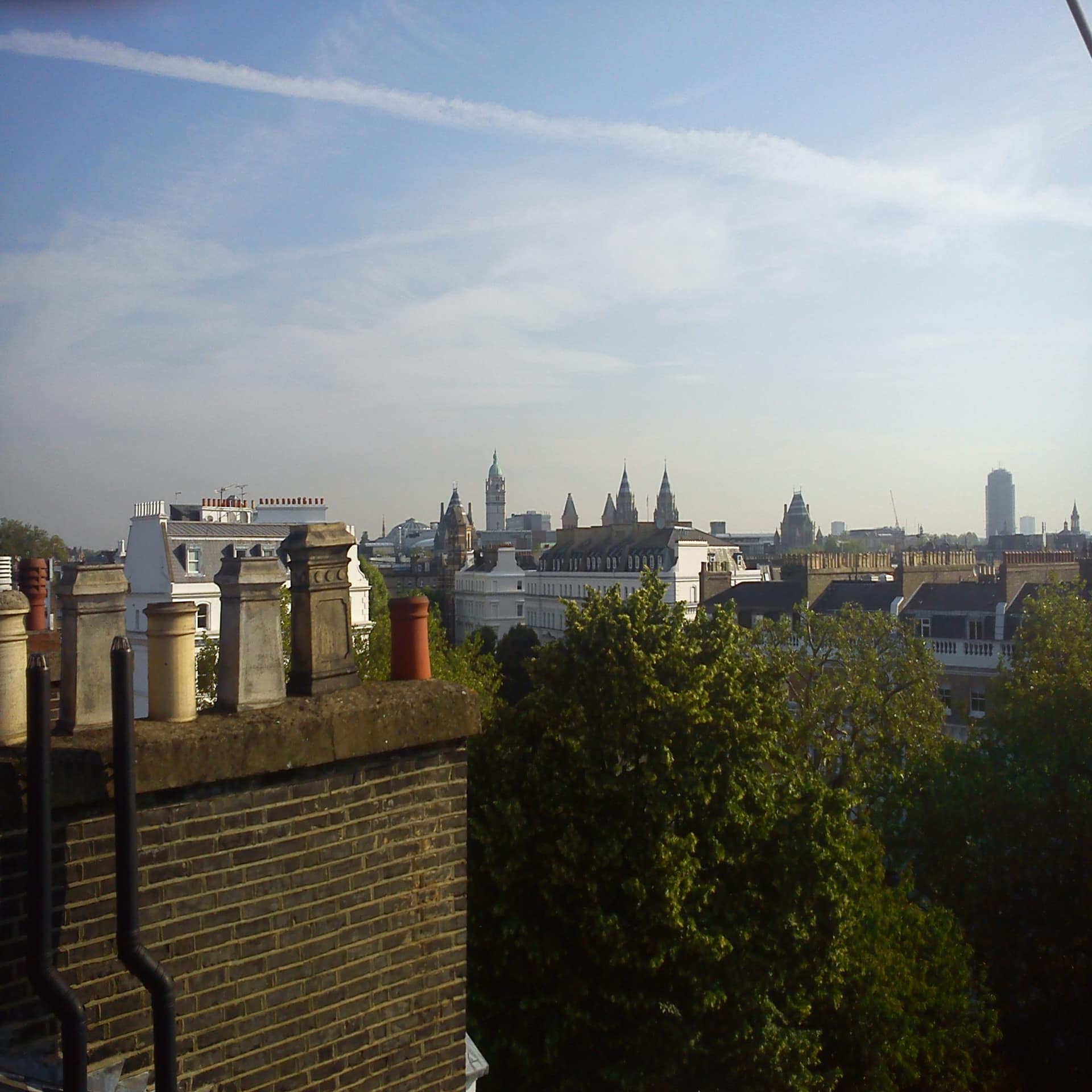 Blick vom oberen Stockwerk eines Hauses über die Dächer von Kensington. 