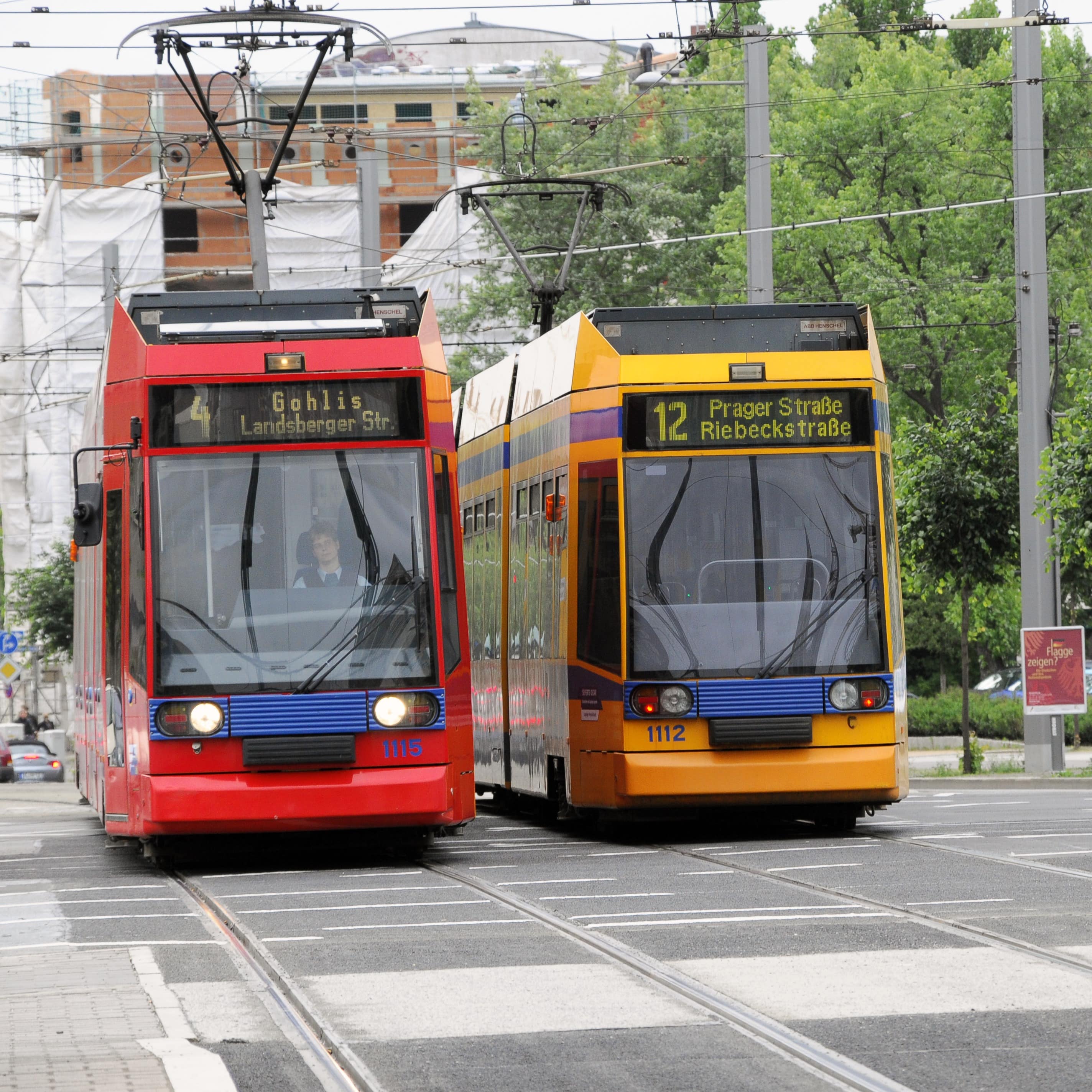 Eine rote und eine gelbe Straßenbahn in Leipzig