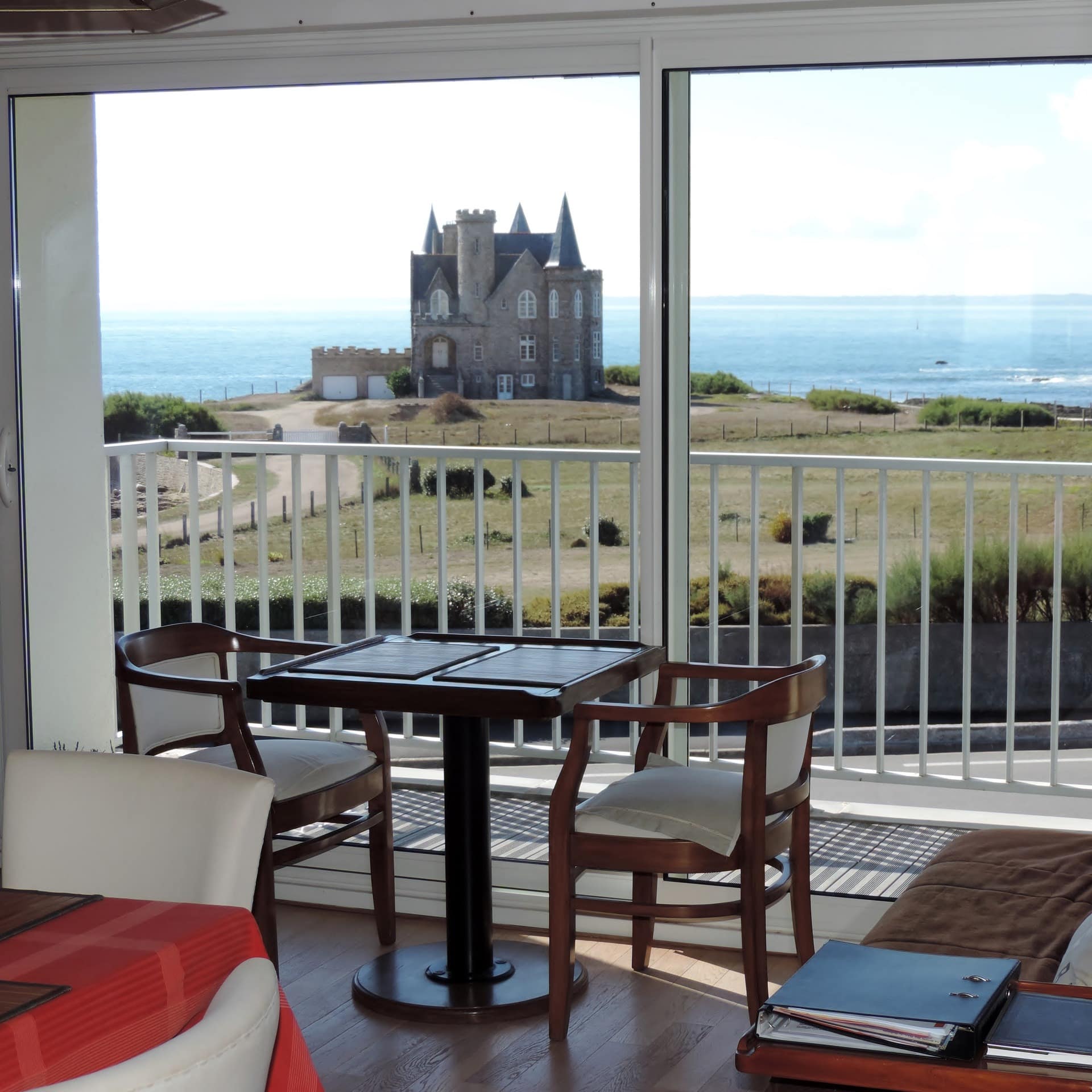 Blick aus dem Wohnzimmer einer Ferienwohnung in Morbihan Quiberon auf die Burg Turpault und das Meer