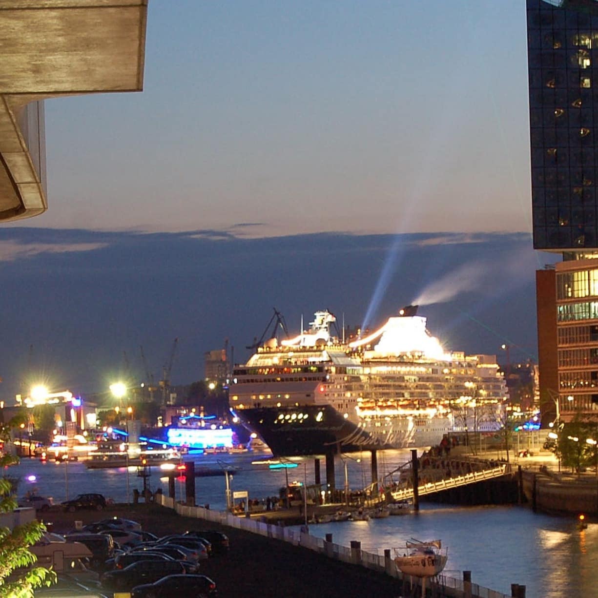Blick auf Elbphilharmonie und Kreuzfahrtschiff vom Balkon einer Luxus-Ferienwohnung im Marco-Polo-Tower in der HafenCity 