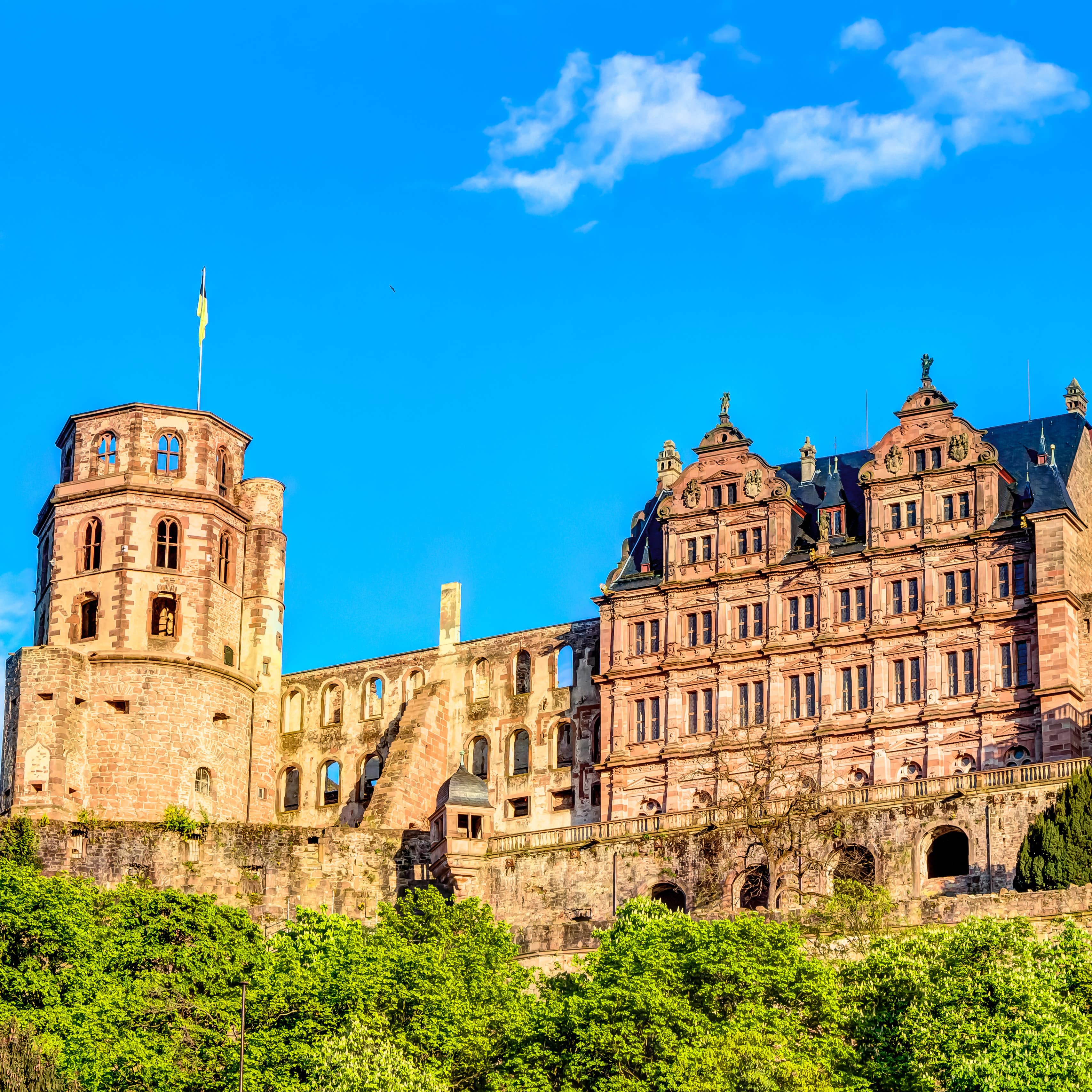 Blick auf das Heidelberger Schloss bei Sonnenschein. 