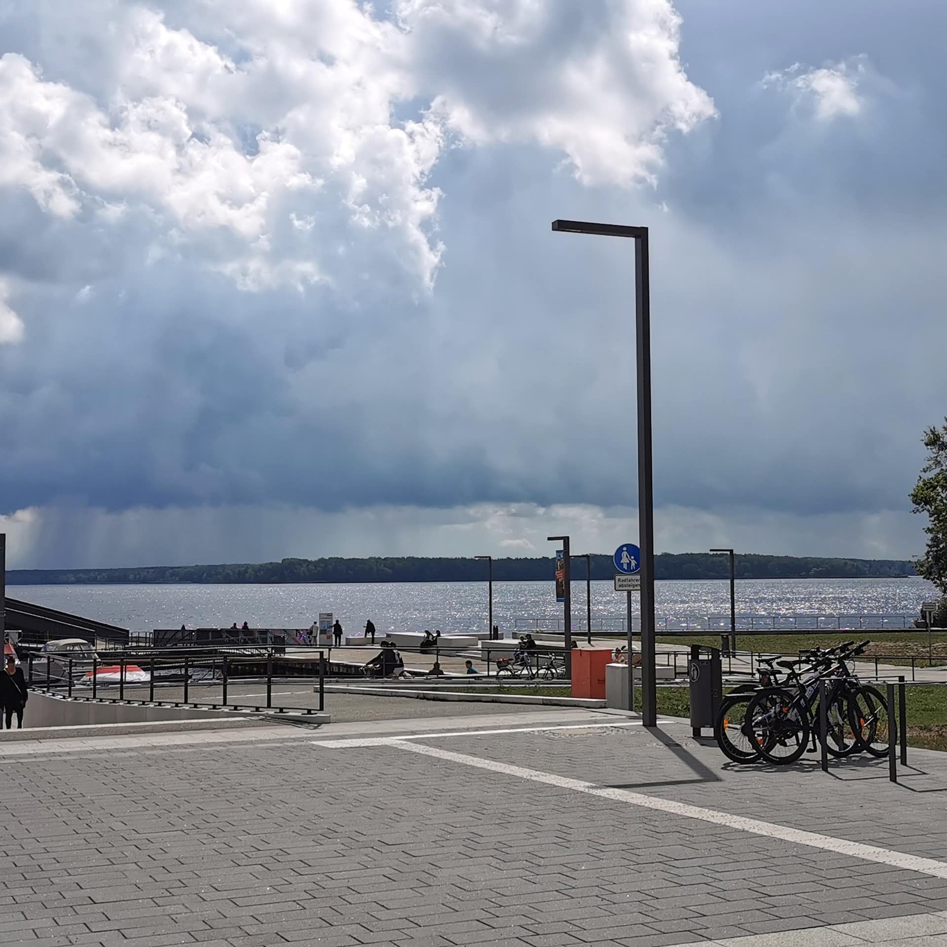 Der Stadthafen Senftenberg in Lausitzer Seenland. Vorne geparkte Fahrräder. 