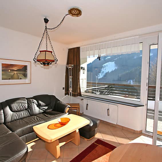 Ferienwohnung in Zell am See mit moderner Einrichtung und großem Balkon mit Blick auf die Berge