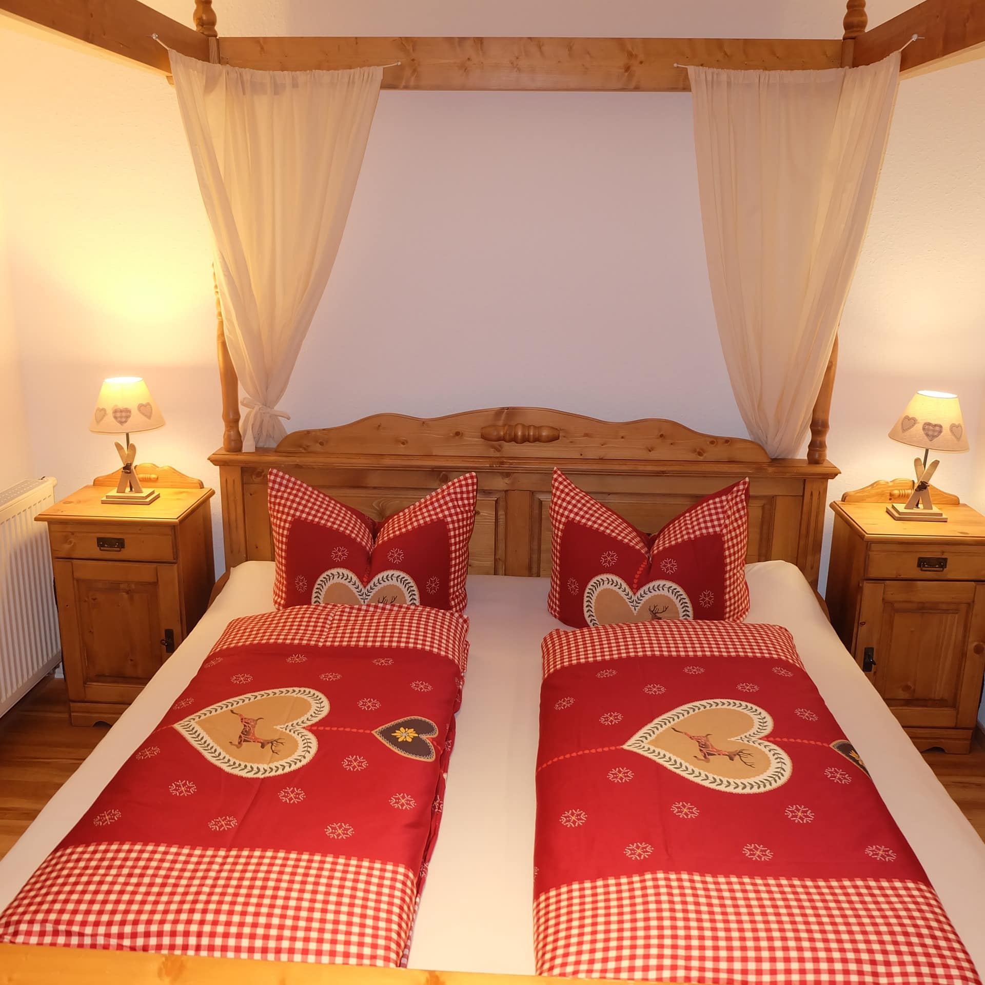 Typisch bayerisch anmutendes Schlafzimmer einer Ferienwohnung in Oberstdorf