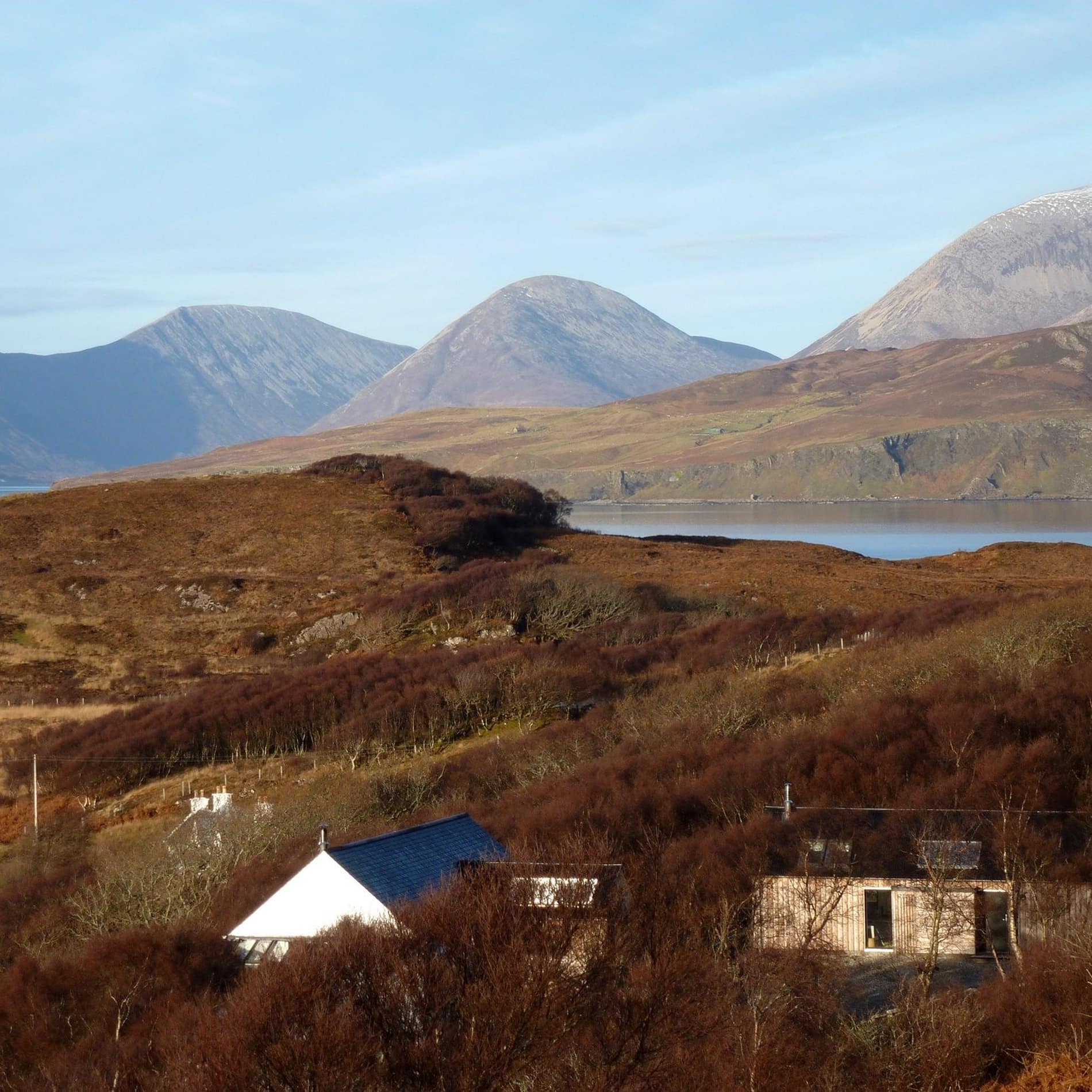 Über dem Dach der Ferienwohnung in Skye ist die schottische Landschaft mit Loch Eishort und den Red-Cuillin-Bergen zu sehen.