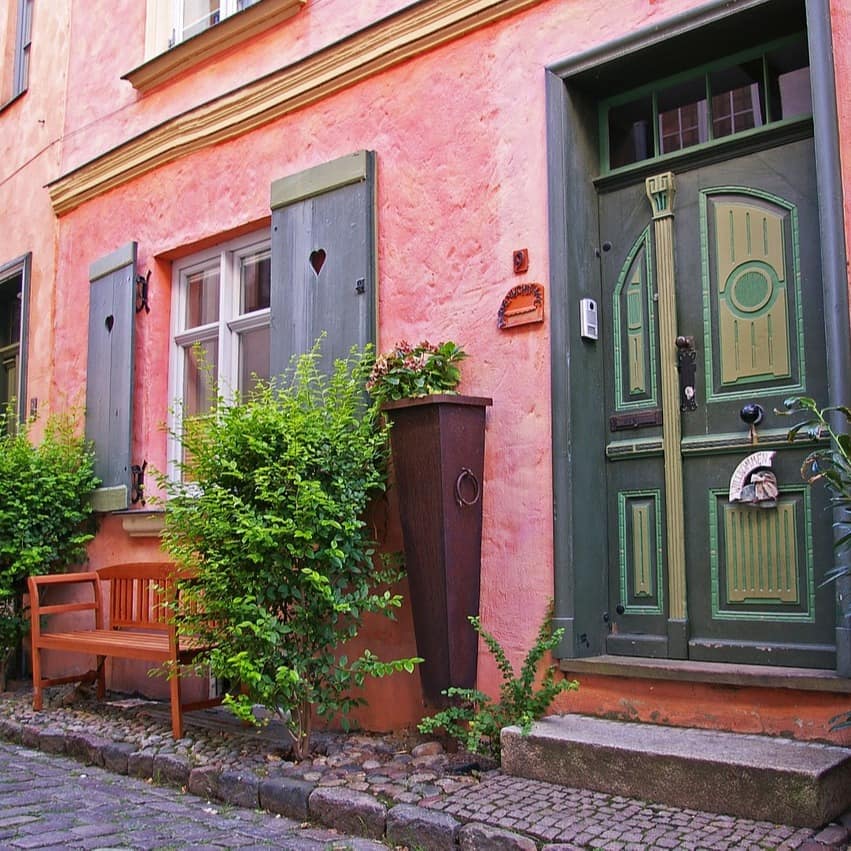Einen Hauch mediterraner Romantik bieten diese roten Häuserfassaden in der charmanten Altstadt von Stralsund.