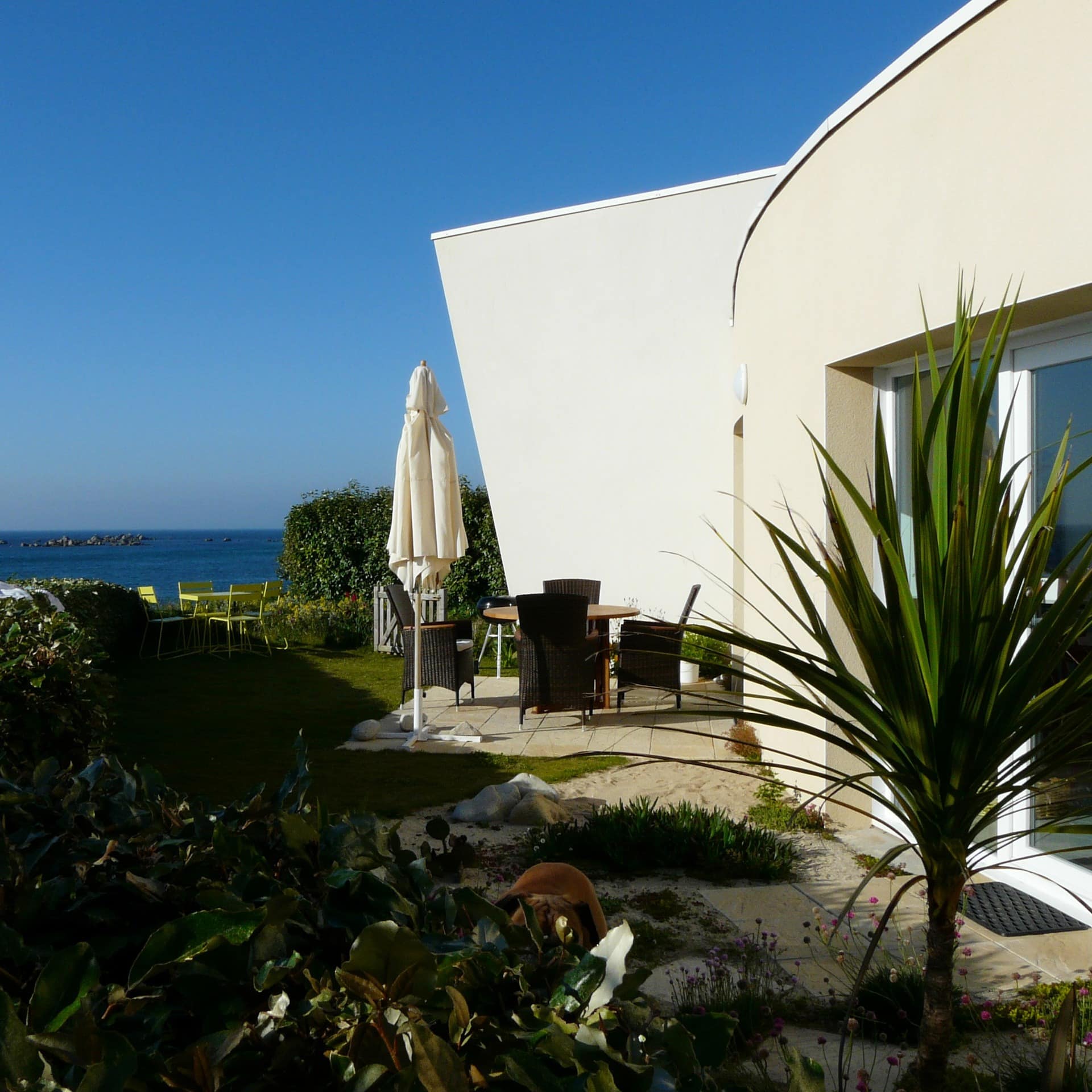 Terrasse einer Ferienwohnung mit Meerblick und Garten in Finistère