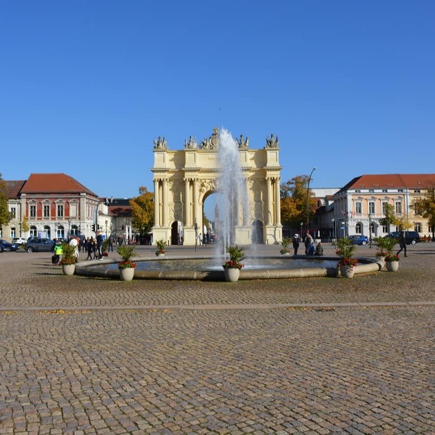 Auch in der Innenstadt von Potsdam gibt es ein Brandenburger Tor. In den umliegenden Häusern können Sie schöne Apartments und Ferienwohnungen mieten.