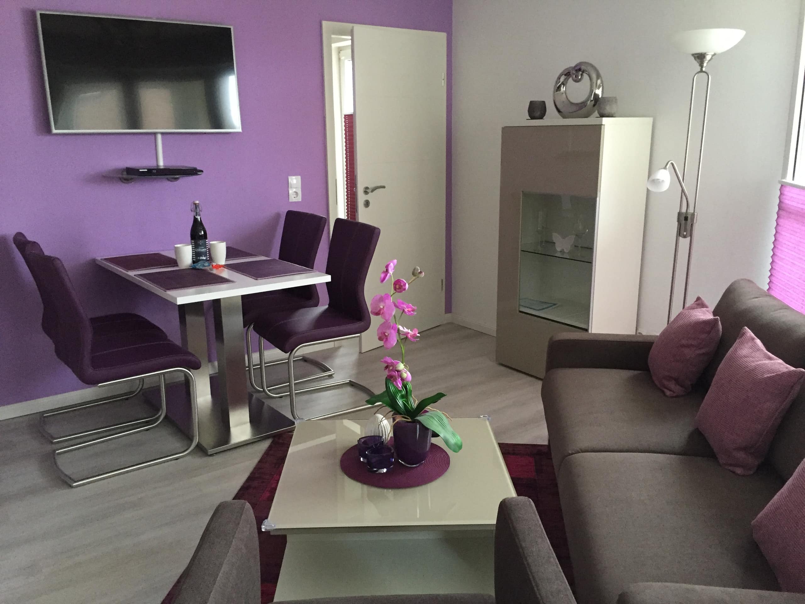 Stylisch eingerichtetes Wohnzimmer einer neu renovierten günstigen Ferienwohnung in Grömitz