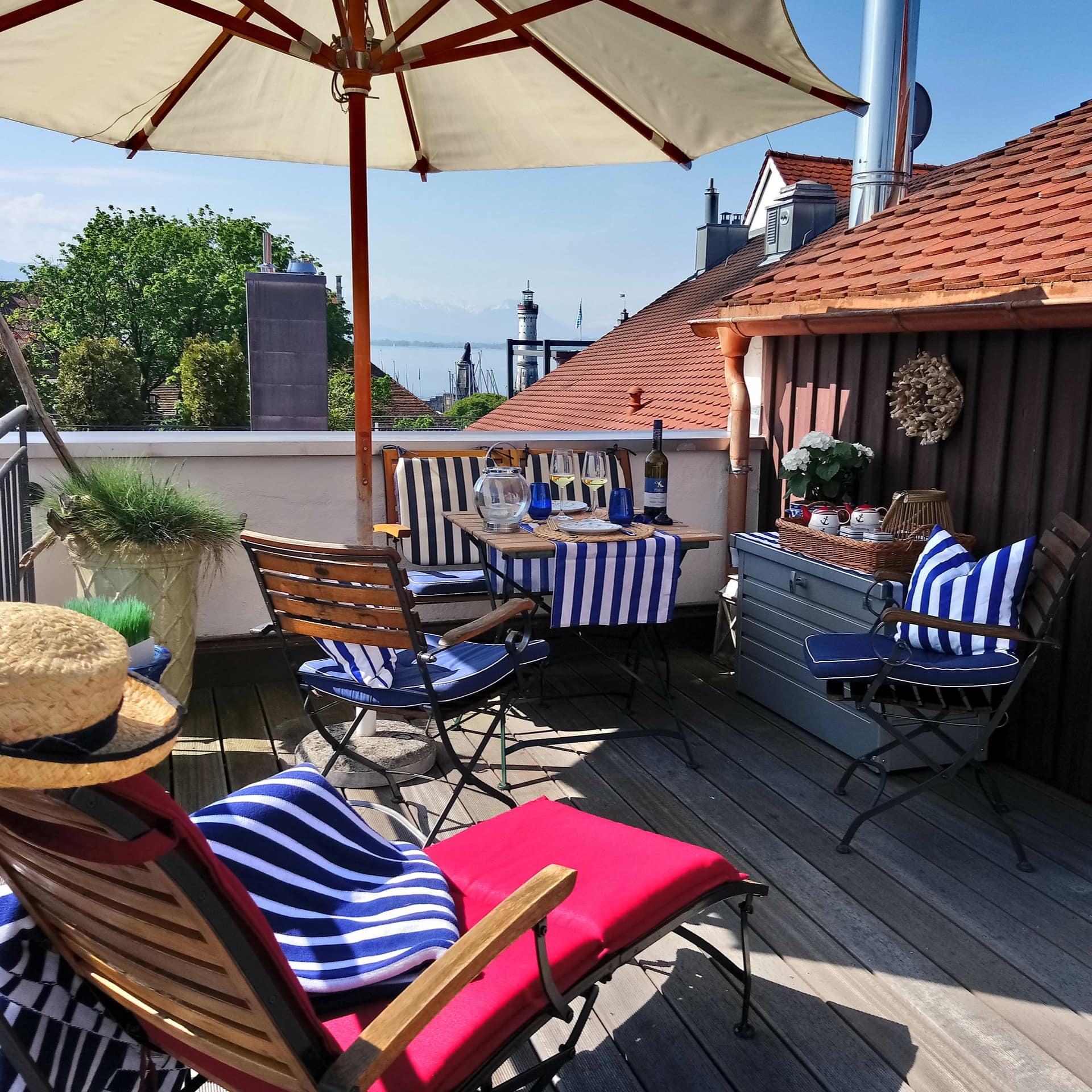 Dachterrasse mit Sitzgelegenheiten und Seeblick einer Ferienwohnung auf der Insel Lindau am Bodensee