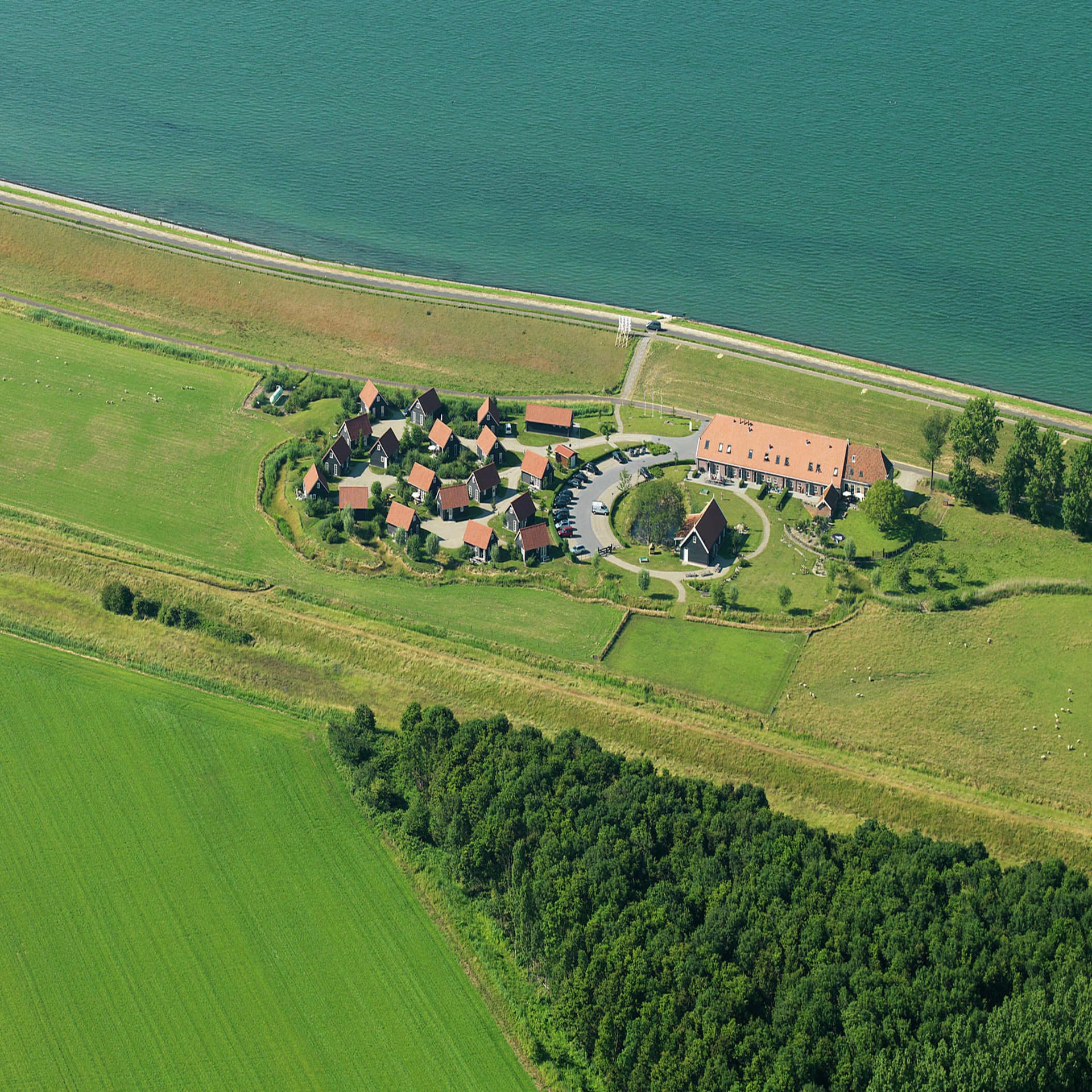 Blick aus der Luft auf einen Ferienpark am Meer in Zeeland.