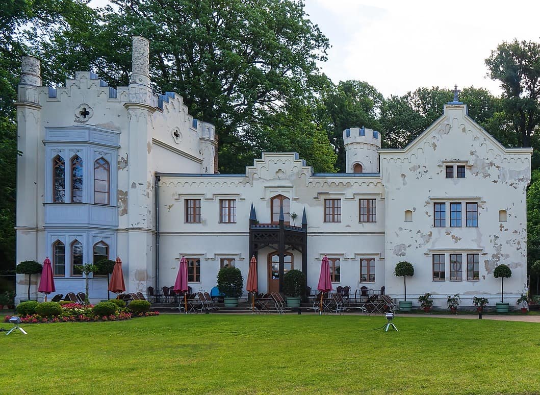 Eine alte Villa in Potsdam Babelsberg mit Café und Unterkünften.