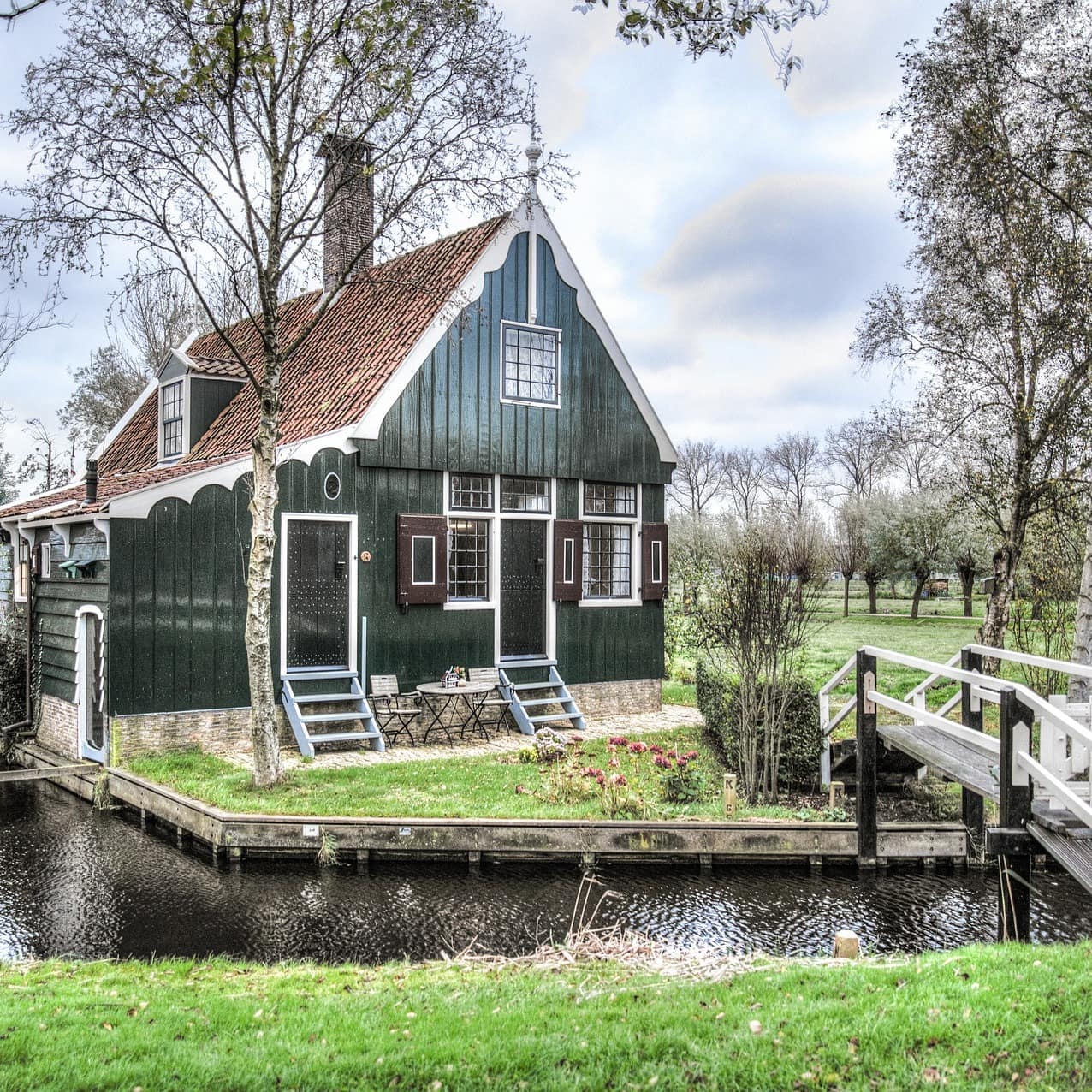 Haus im Grünen am Kanal außerhalb von Amsterdam