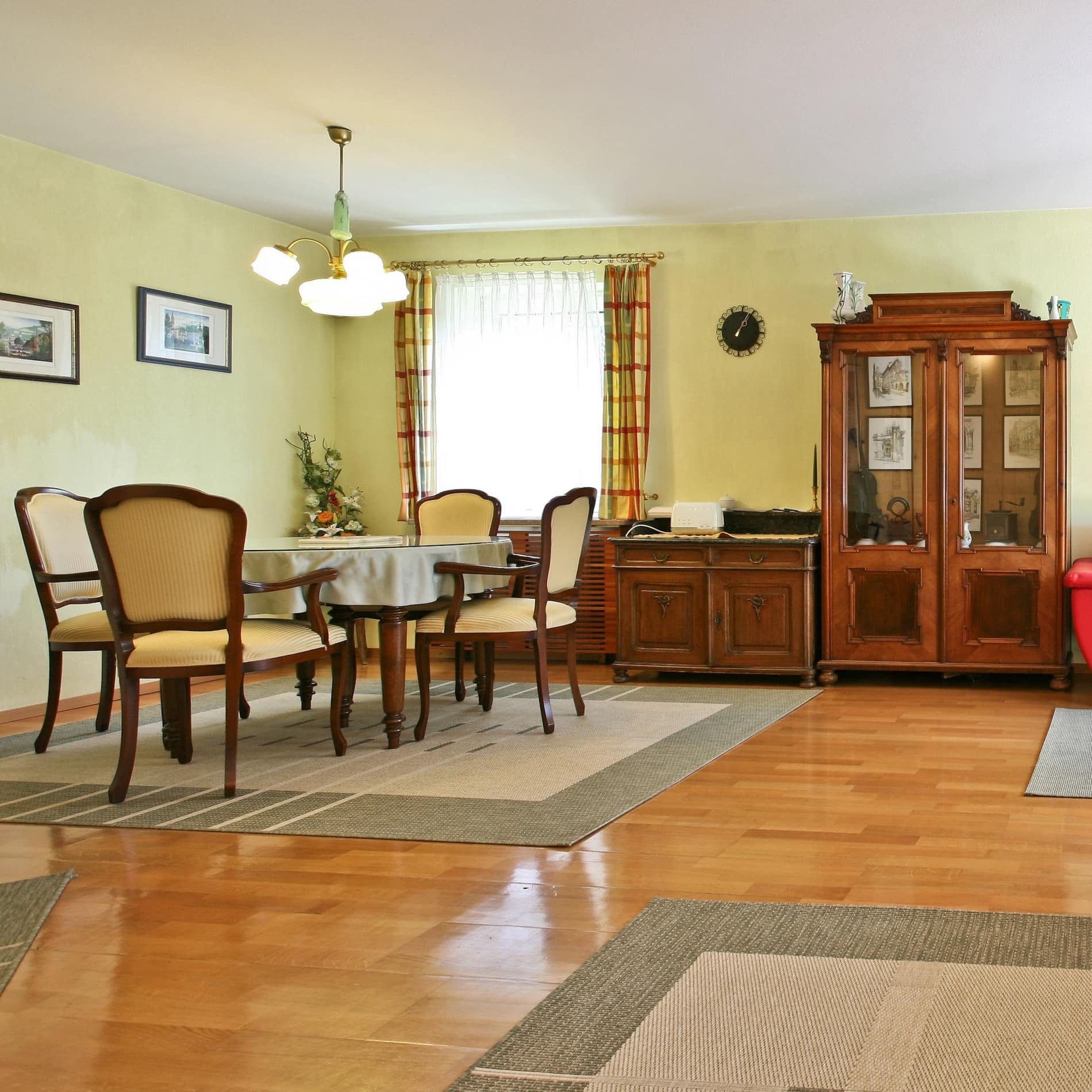 Geräumiges Wohnzimmer mit Holzboden und klassischen Möbeln in der tierfreundlichen Wohnung in Salzburg