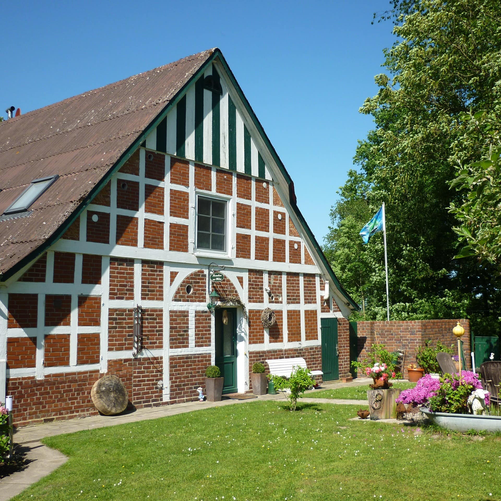 Ein Bauernhaus mit Ferienwohnung und Garten in Otterndorf