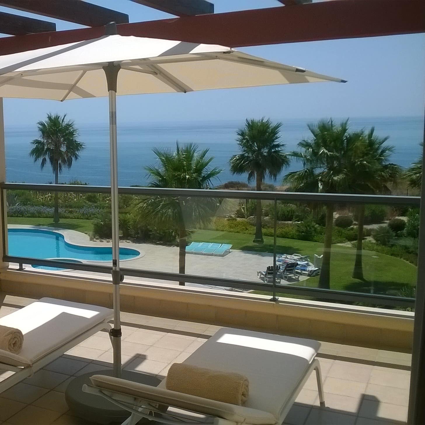 Blick vom Balkon einer Ferienwohnung mit Meerblick und Pool in Lagos