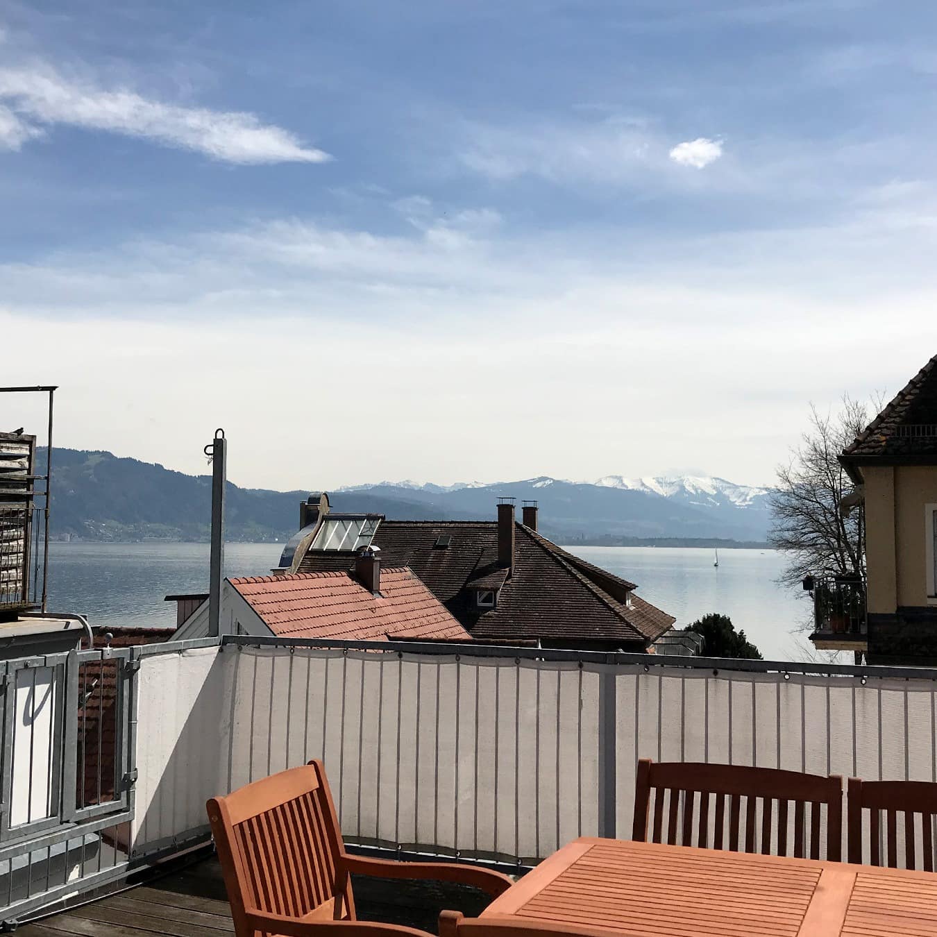 Balkon einer Maisonette Ferienwohnung in Lindau mit Seeblick und Alpenpanorama