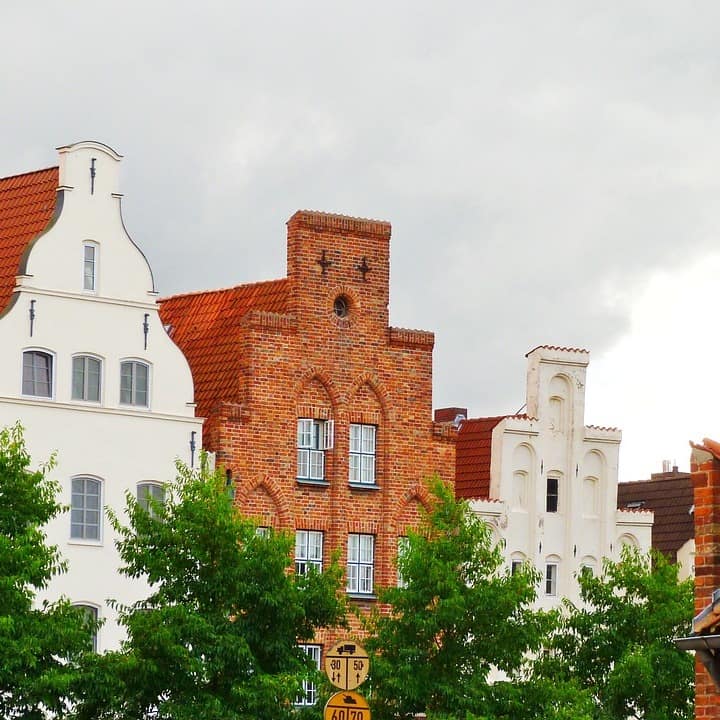 Blick auf historische Häuser in Lübeck. 