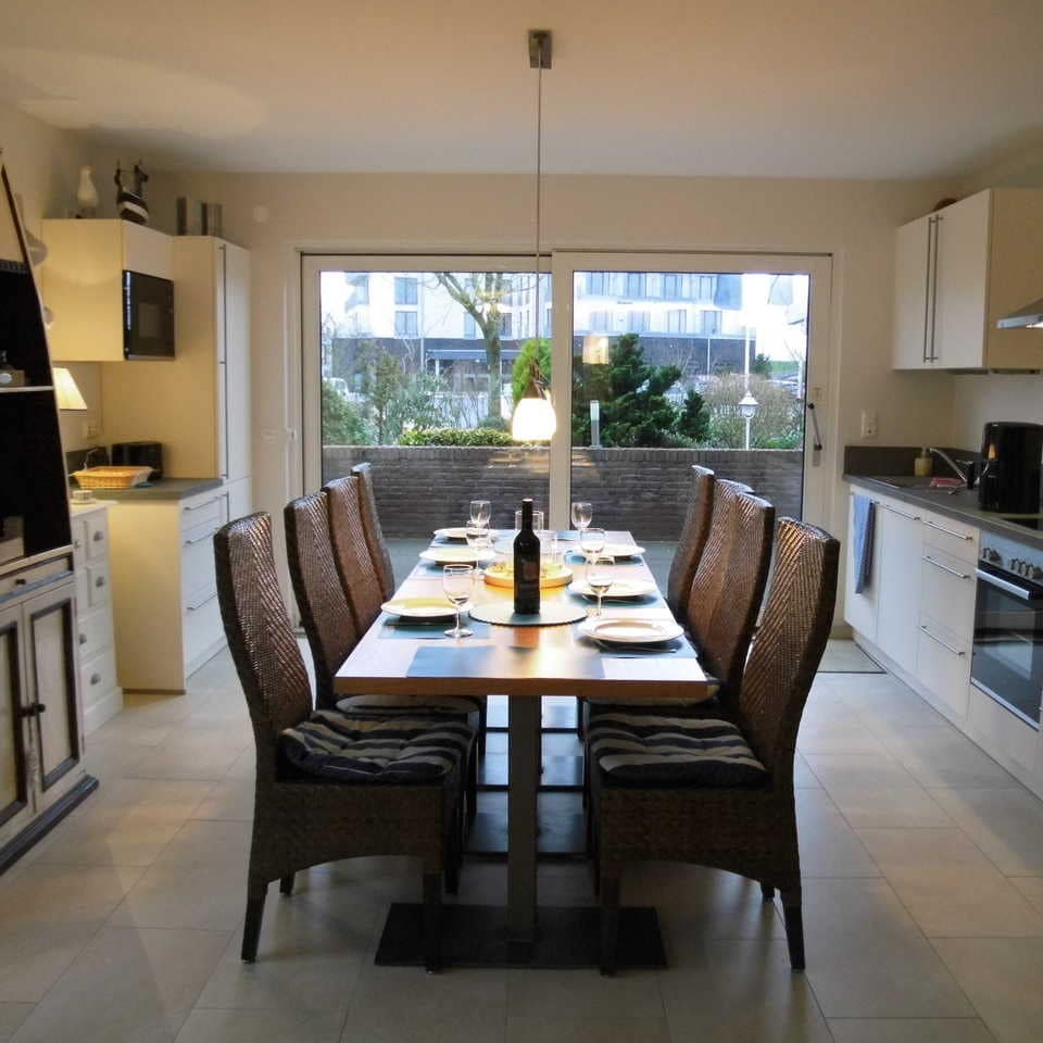 Gemütliche Wohnküche in einer Ferienwohnung in Büsum für acht Personen