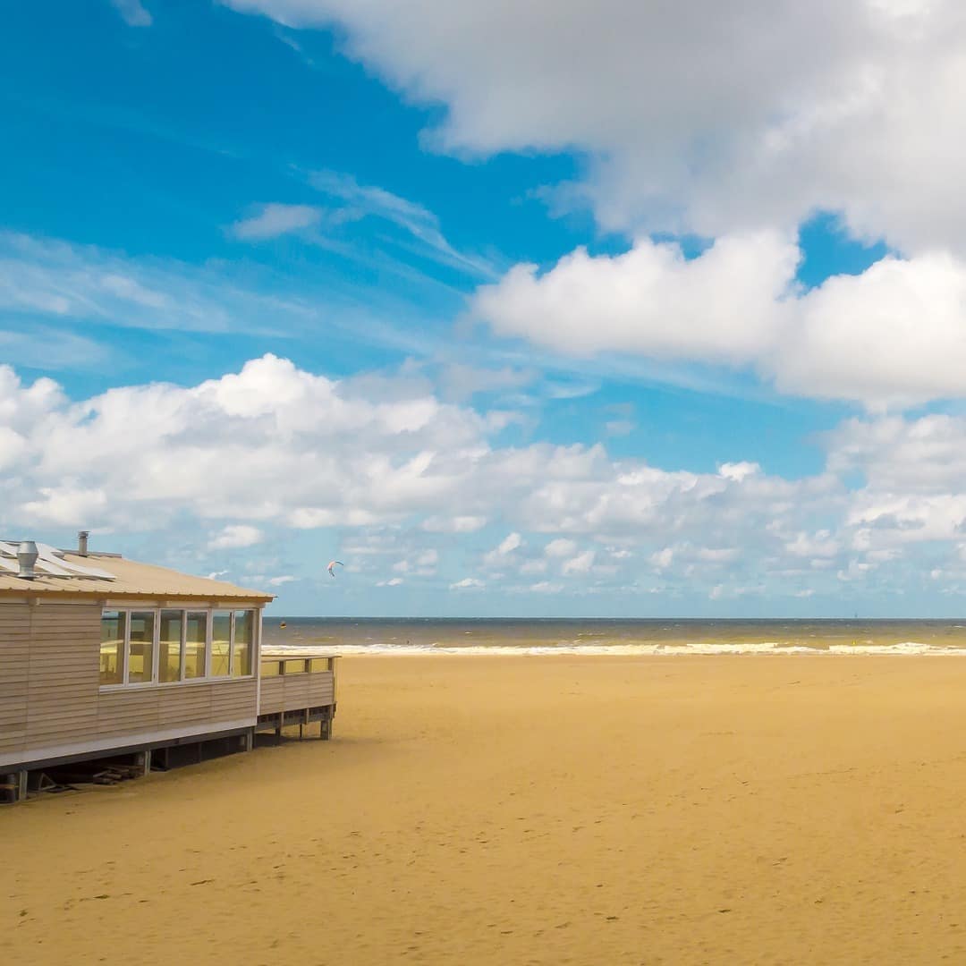 Ein kleines Ferienhaus direkt am Meer mit Blick auf das Wasser