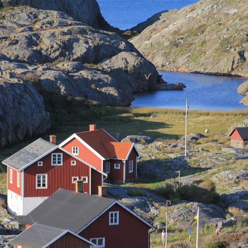 Wildromantisch sind die bunten Holzhäuser an der Küste Schwedens von denen die meisten einen eigenen Zugang zum Wasser haben.