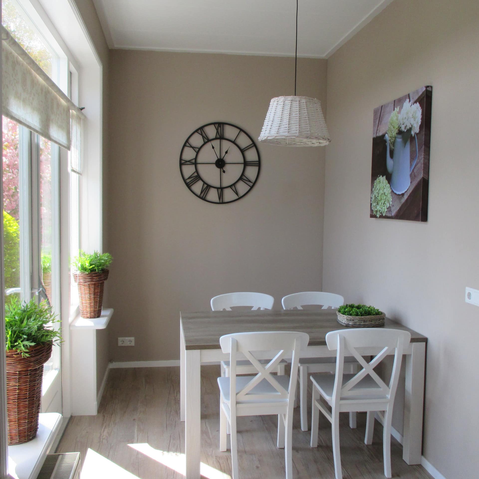 Ferienwohnung in Zeeland – gemütliches Interior mit hellem Esstisch und Stühlen und Tür zur Terrasse