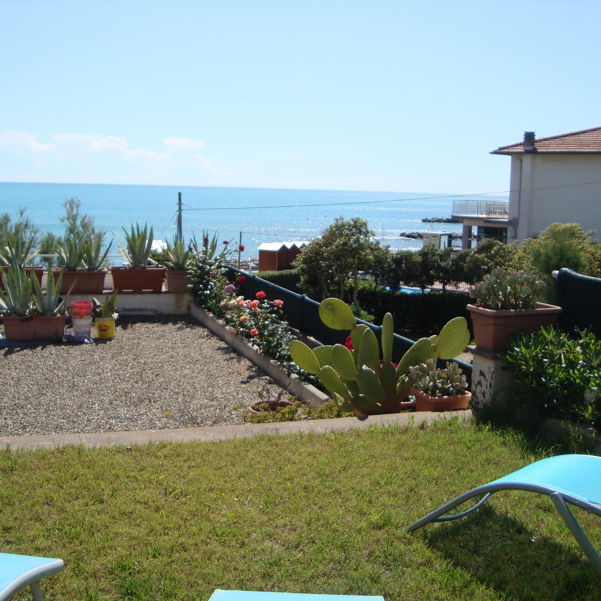Blick vom Garten aufs Meer einer familienfreundlichen Ferienwohnung in Rosignano Marittimo