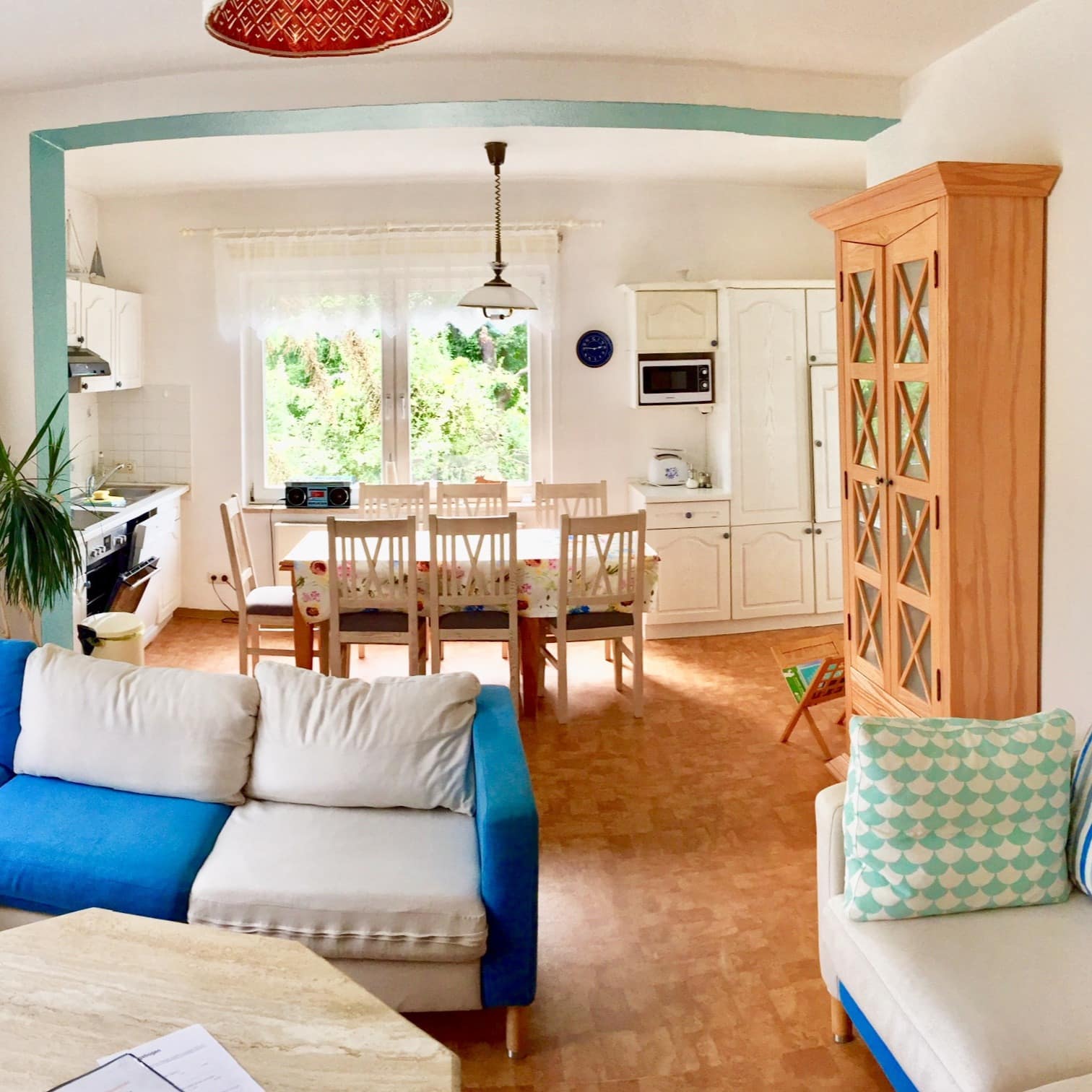 Wohnzimmer und Küche einer hell und freundlich eingerichteten Ferienwohnung an der Mecklenburger Seenplatte