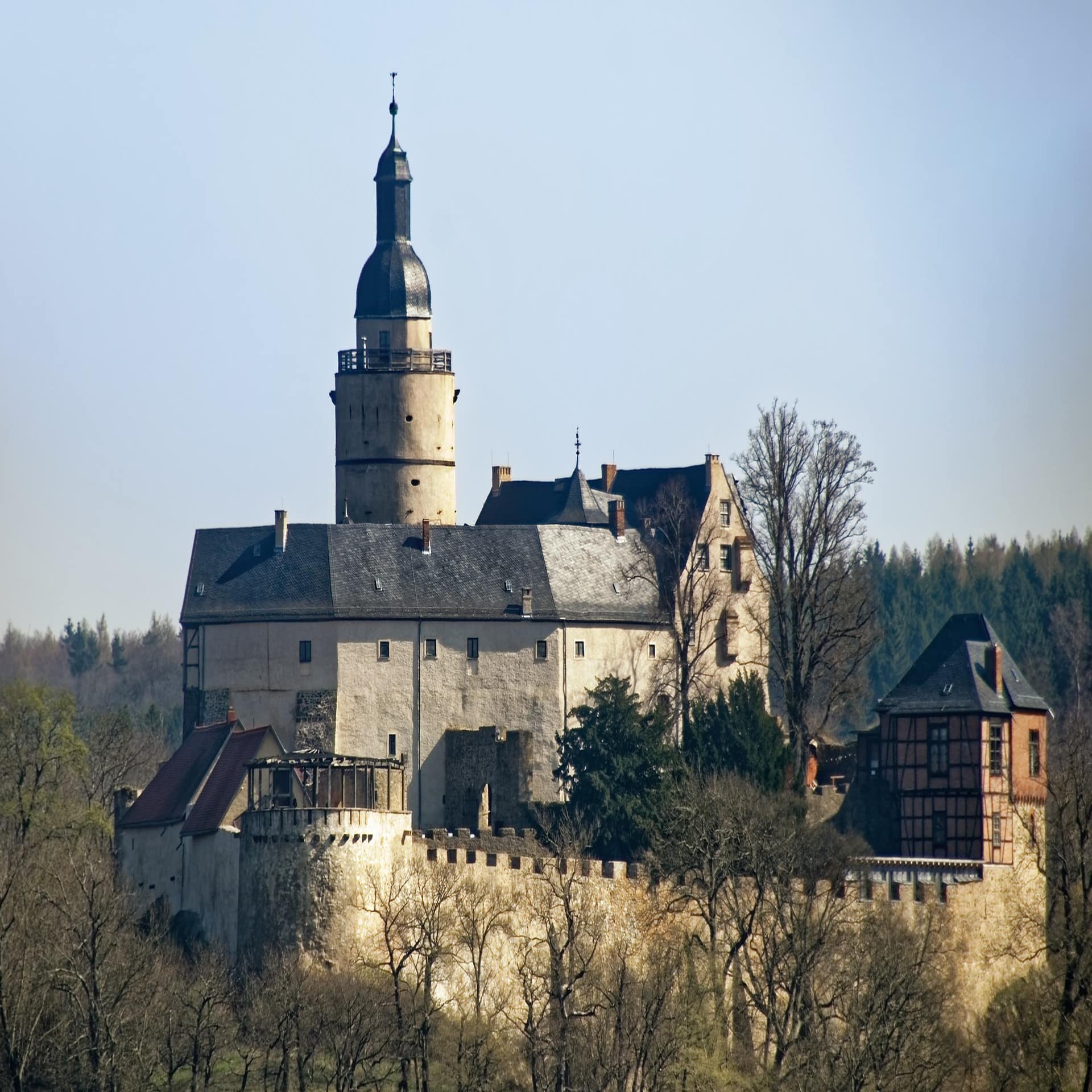 Burg Falkenstein im Harz an einem sonnigen Wintertag.