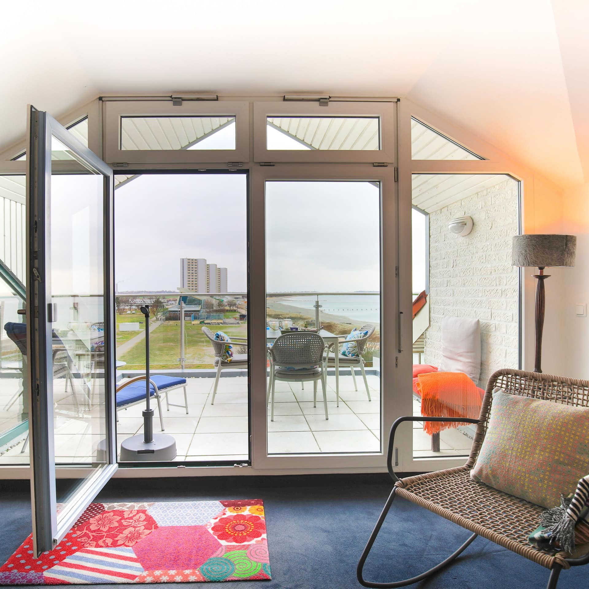 Blick aus dem Wohnzimmer auf den Balkon einer Ferienwohnung mit Meerblick am Südstrand von Fehmarn