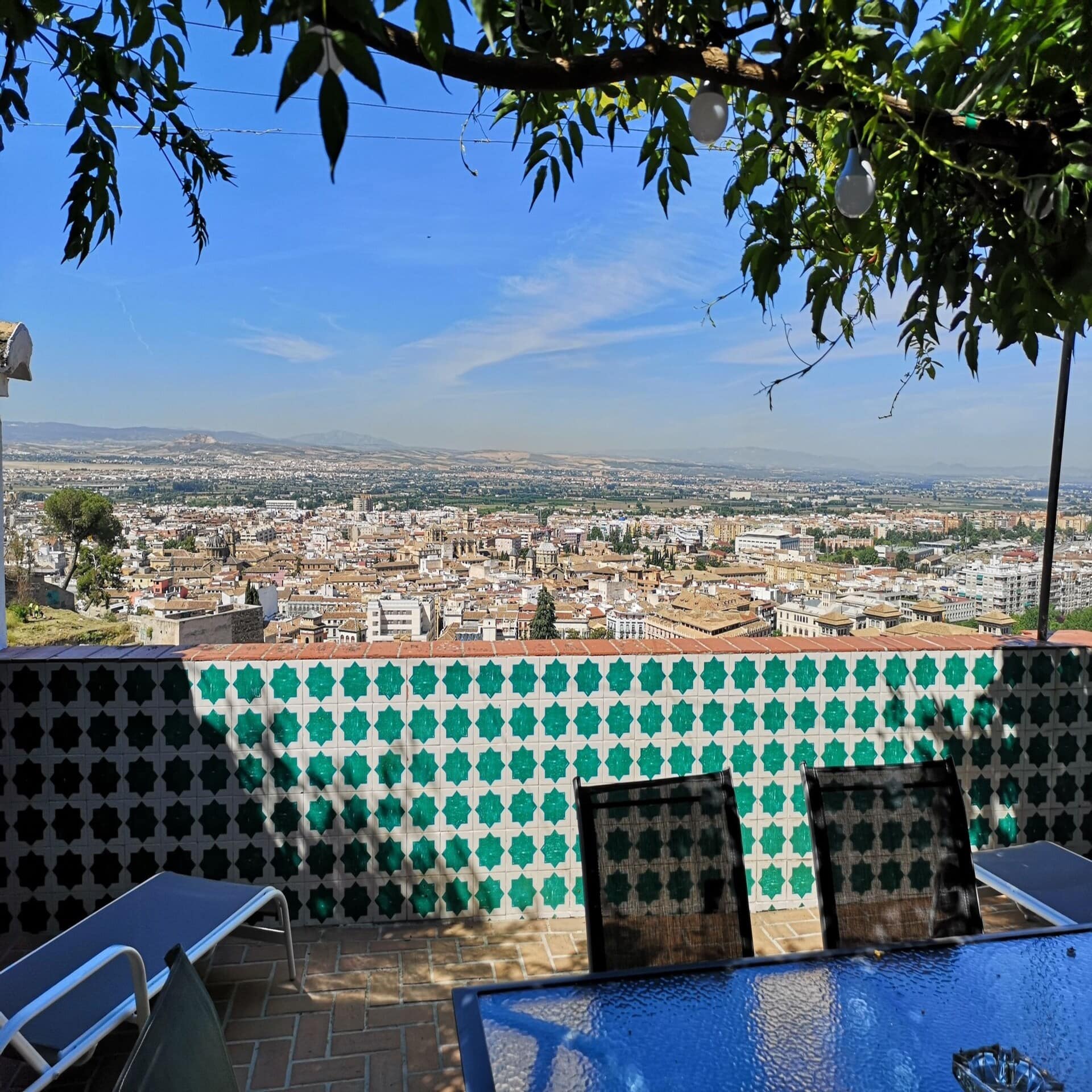 Balkon mit wie-grünen Fliesen und Panoramablick über Granada.