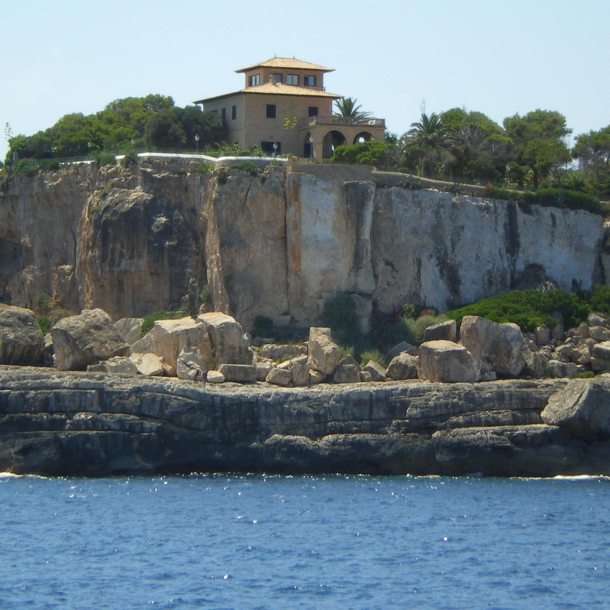 Finca auf Mallorca direkt an der Felsenküste mit Blick auf das Wasser