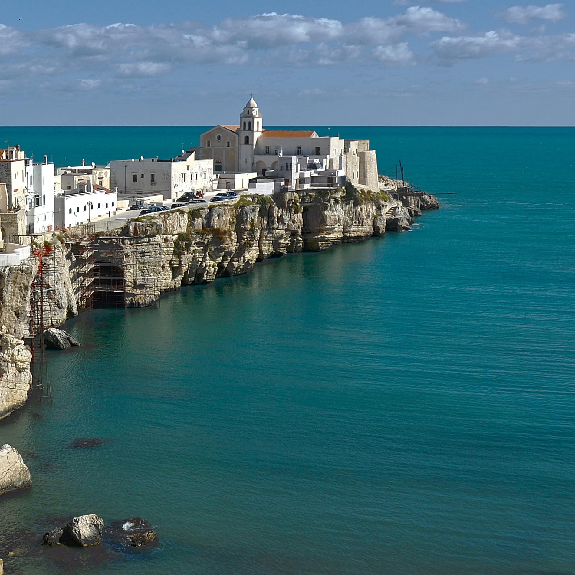 Auf einem felsigen Kap in der türkisblauen Adria steht die Kirche San Francesco in Vieste in der Gargano-Region von Apulien