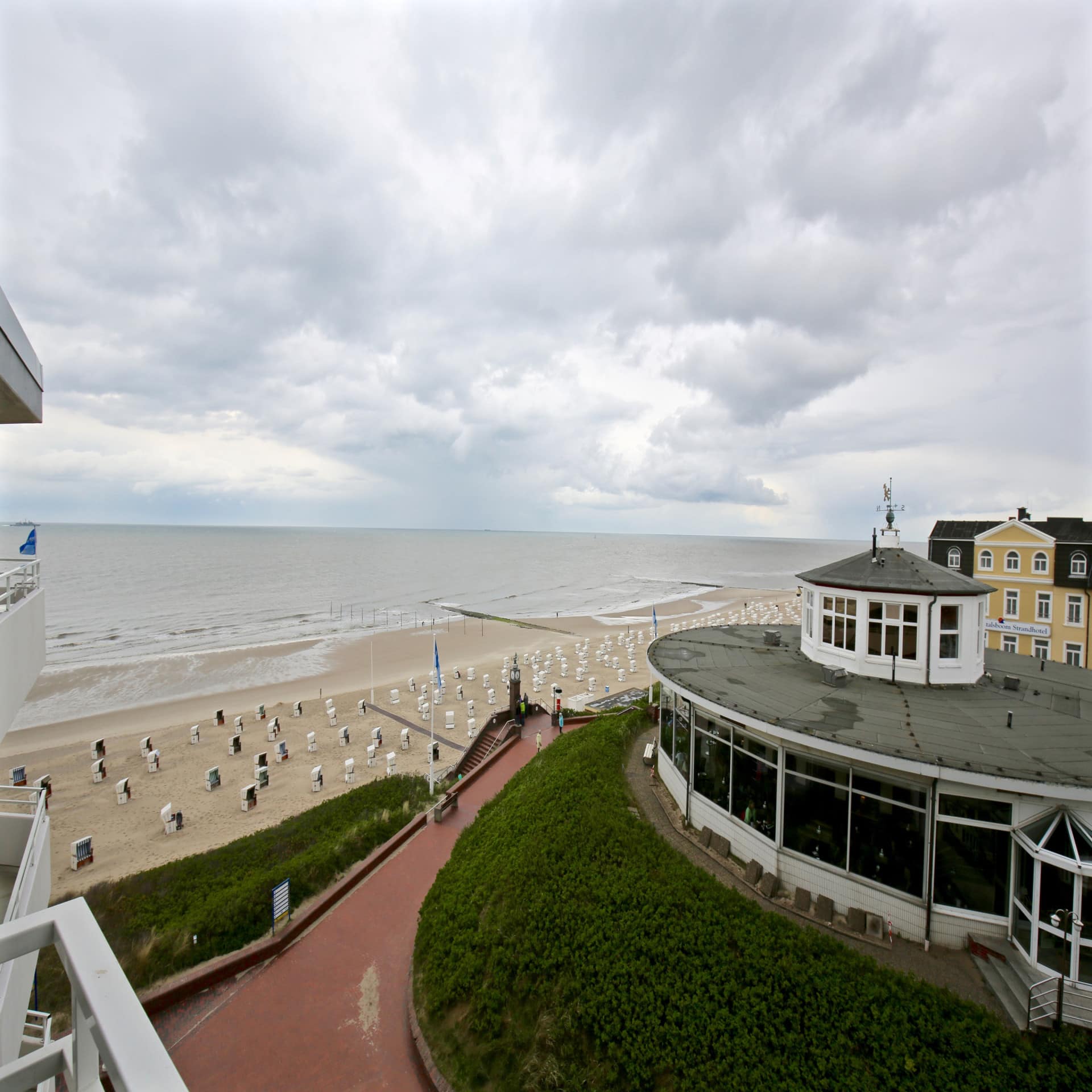 Blick vom Balkon auf den Strand und Gebäude von Wangerooge.