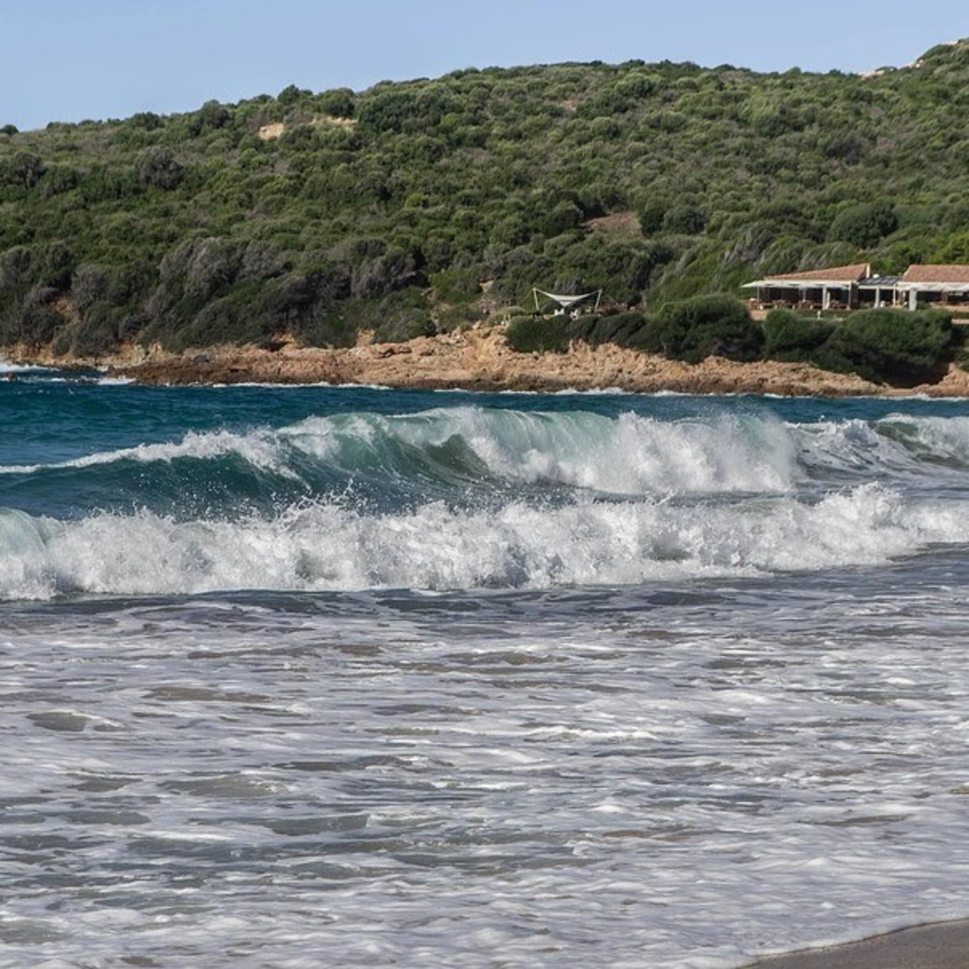 Finca auf Korsika direkt am Meer mit ursprünglicher Natur im Hintergrund