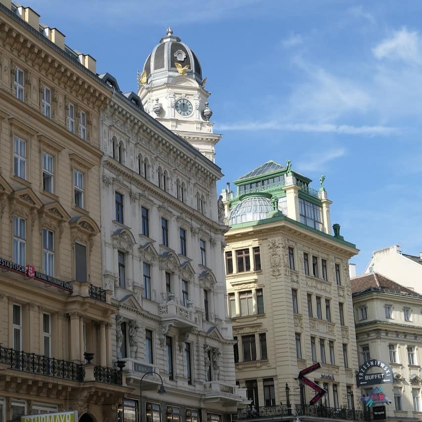 Blick auf die Fassaden der Wiener Altbauten