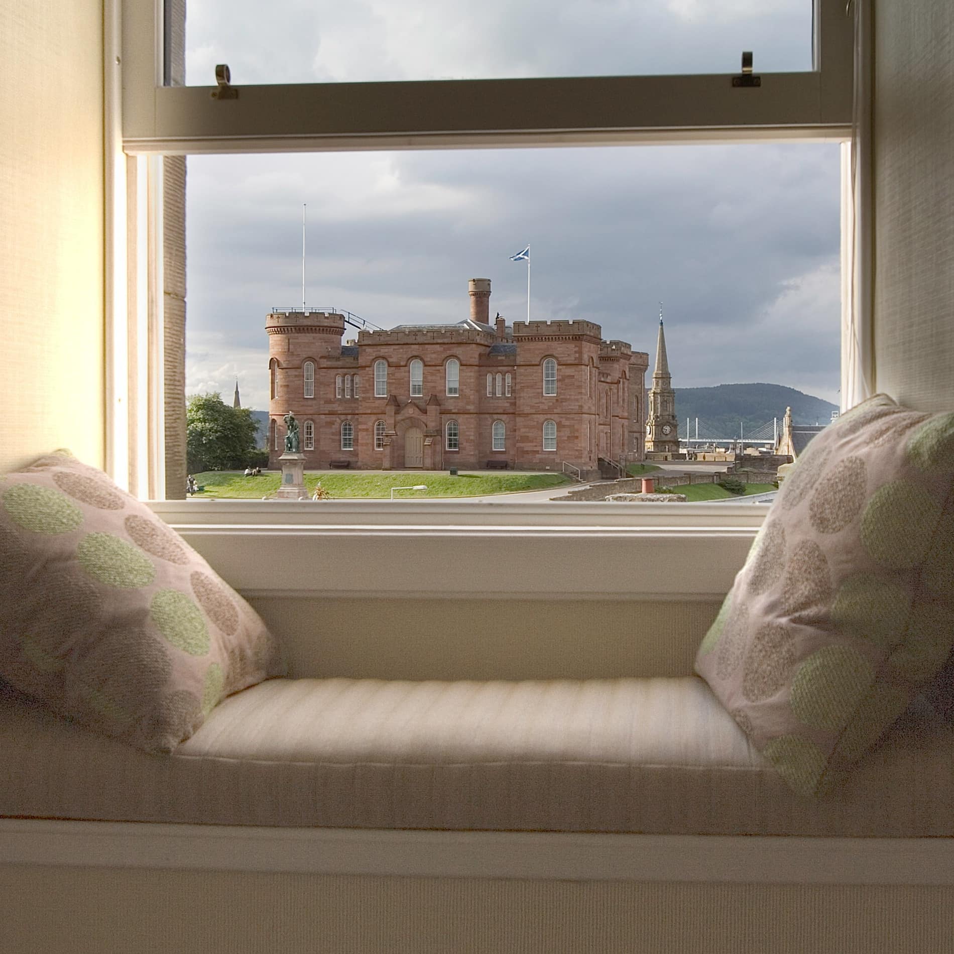 Durch das Fenster der Ferienwohnung in Inverness fällt der Blick auf das Schloss Inverness, das 1836 aus rotem Sandstein erbaut wurde 