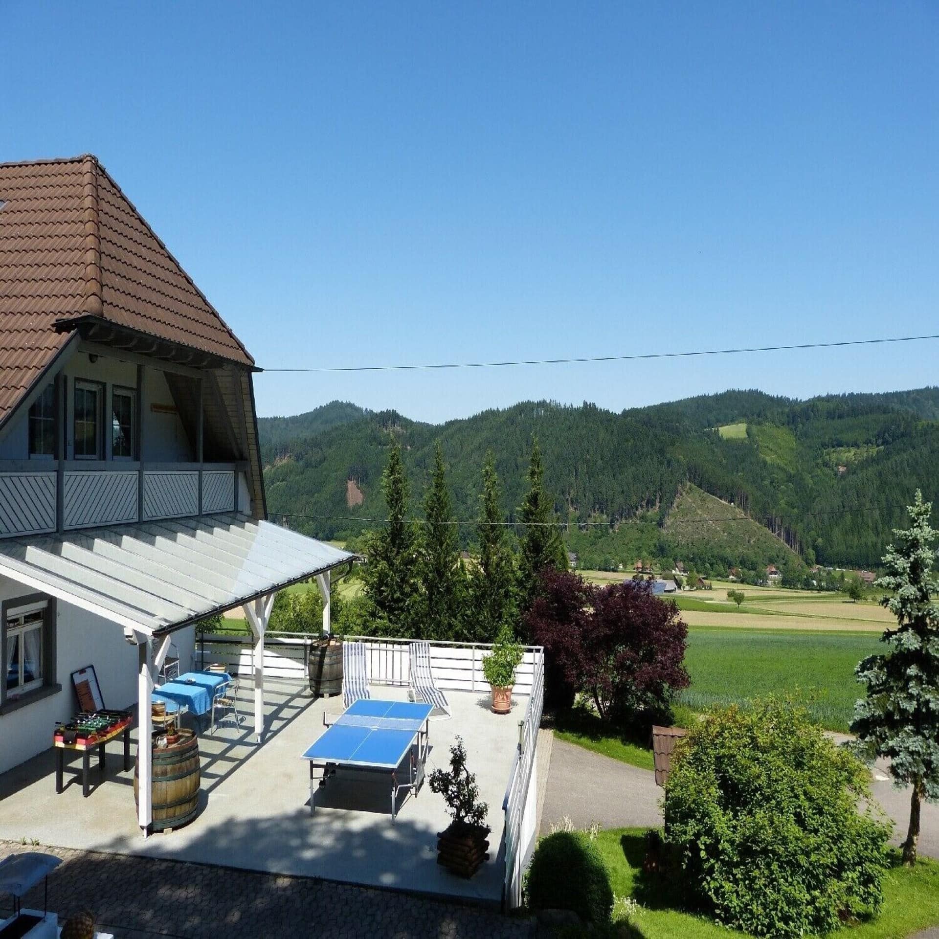 Haus mit Terrasse und Panoramablick auf die Umgebung im Schwarzwald.