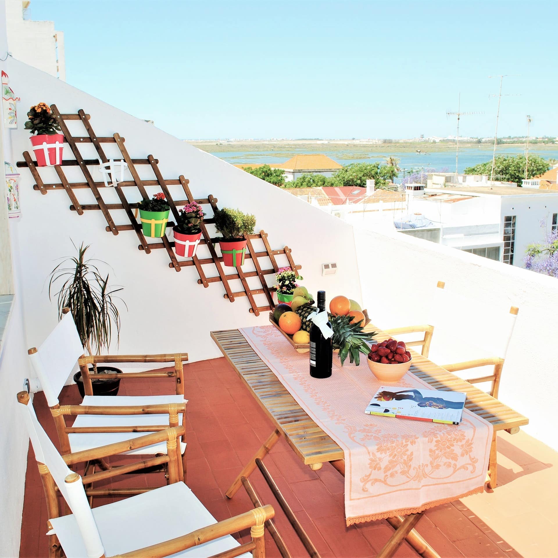 Balkon einer Ferienwohnung in der Innenstadt von Faro mit Meerblick
